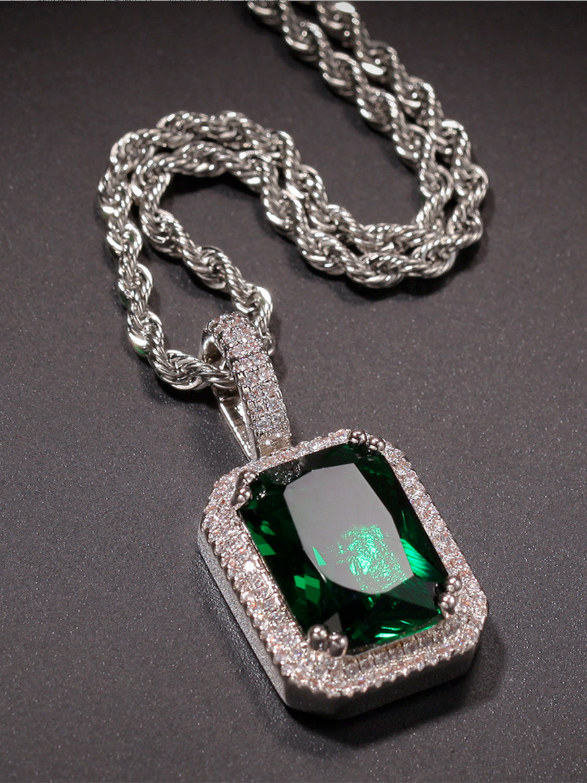 Collier en pierres précieuses carrées fluorescentes