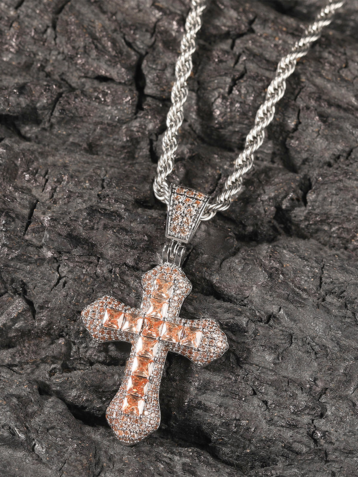 Collier croix entièrement pavé