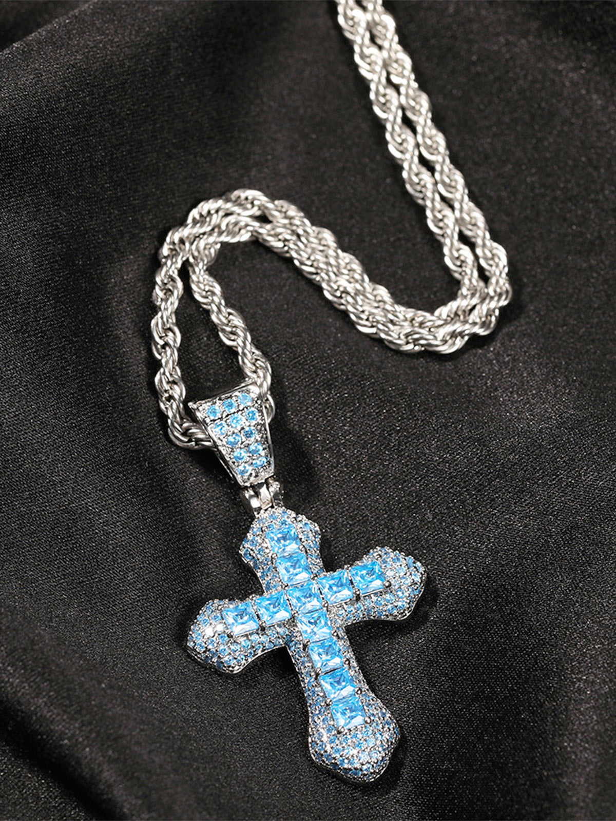 Collier croix entièrement pavé