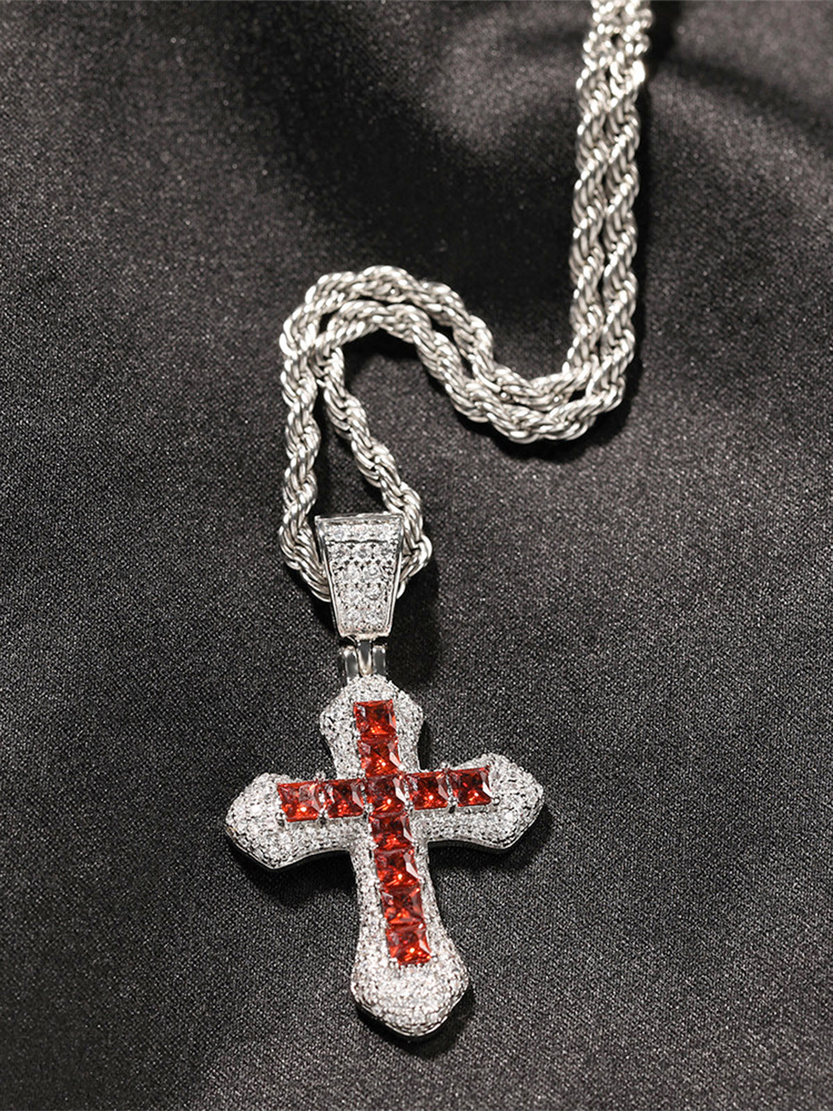 Collier croix entièrement pavé