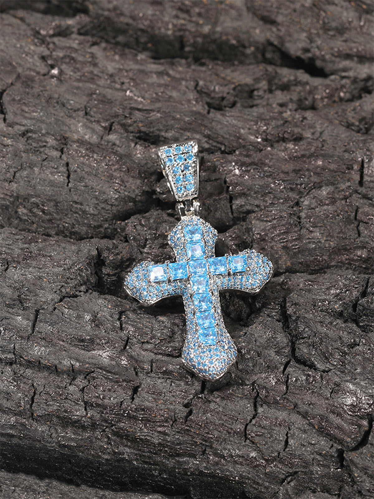Collier croix entièrement pavé