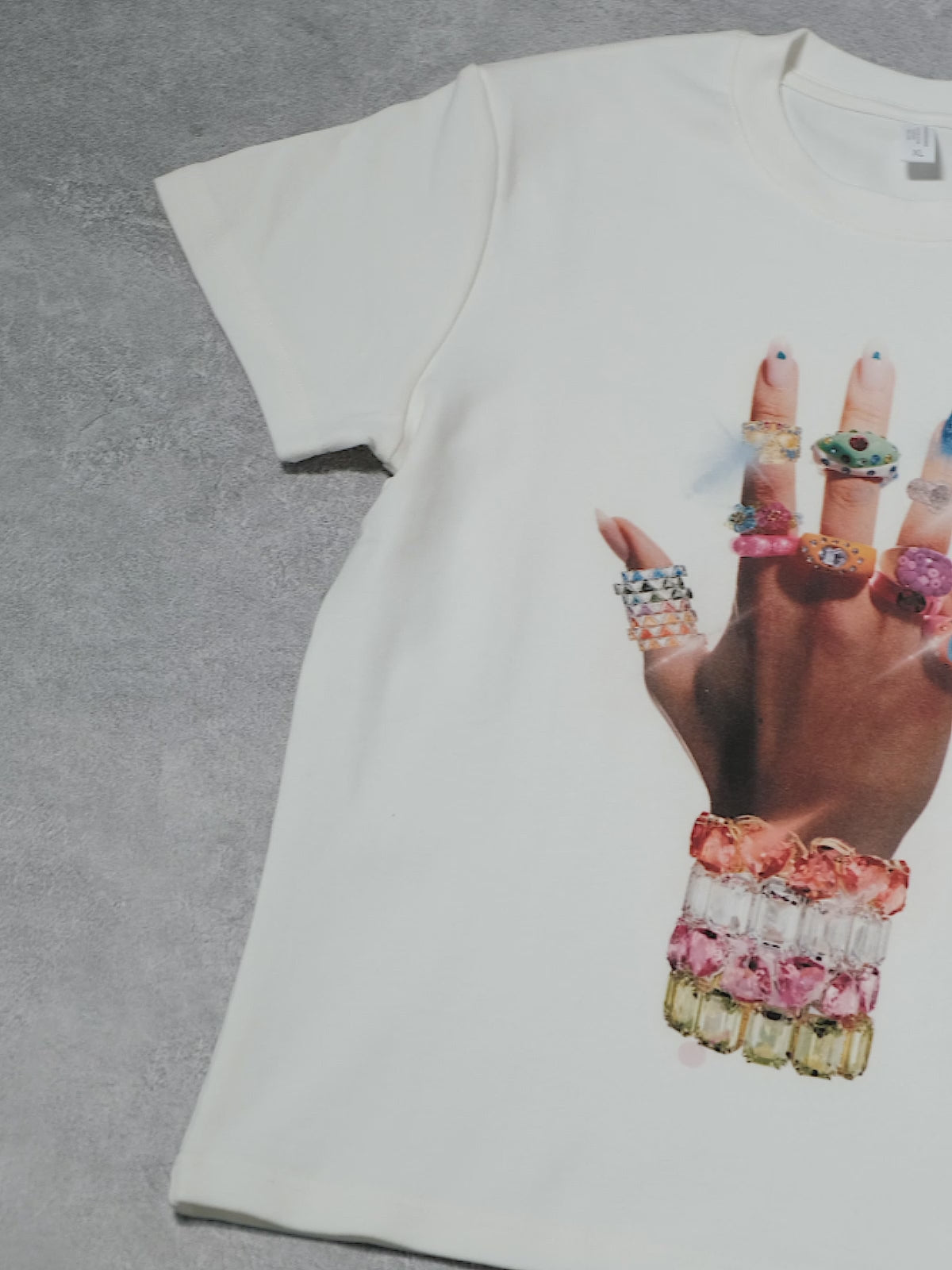 T-shirt bébé avec bracelet et bague colorés