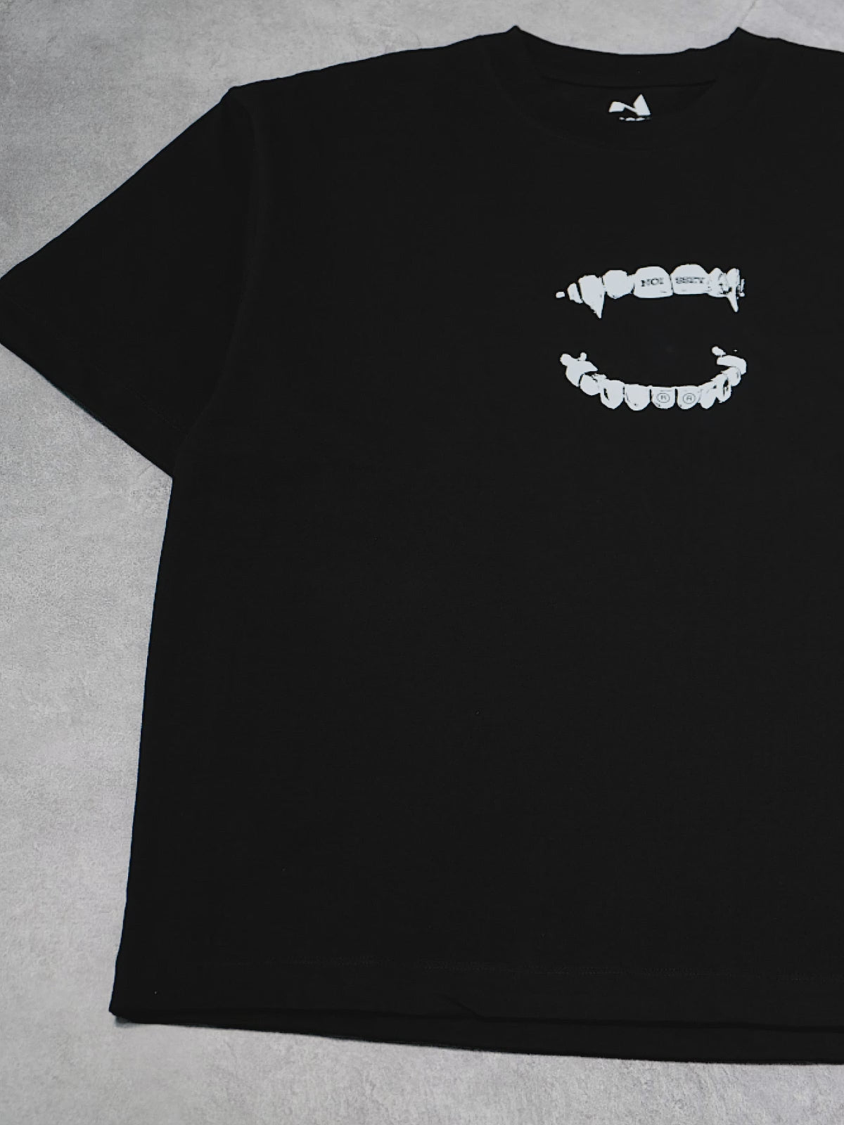 T-shirt minimaliste de haute qualité avec logo Noissey Fang