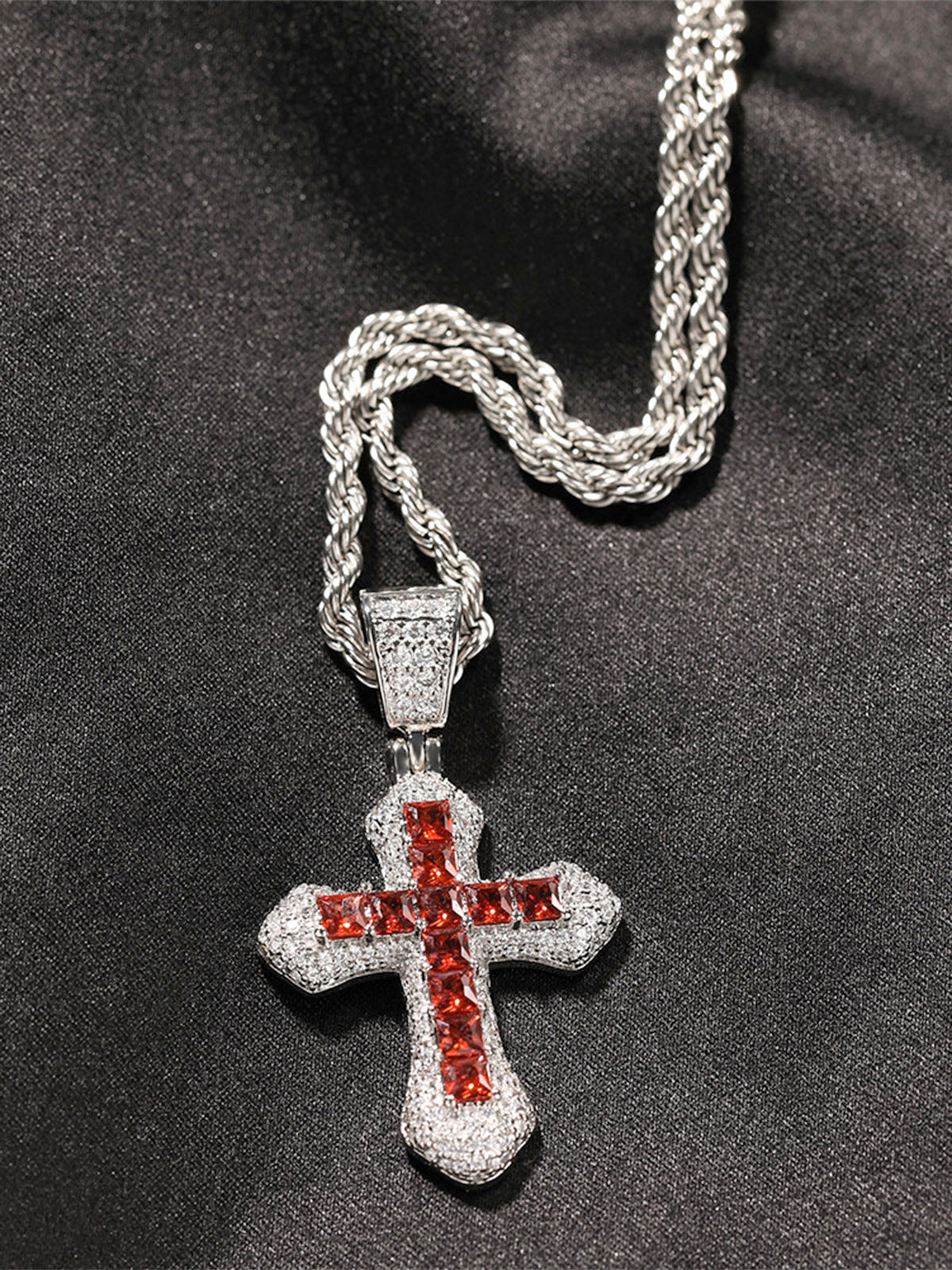 Vollständige Pave-Kreuz-Halskette