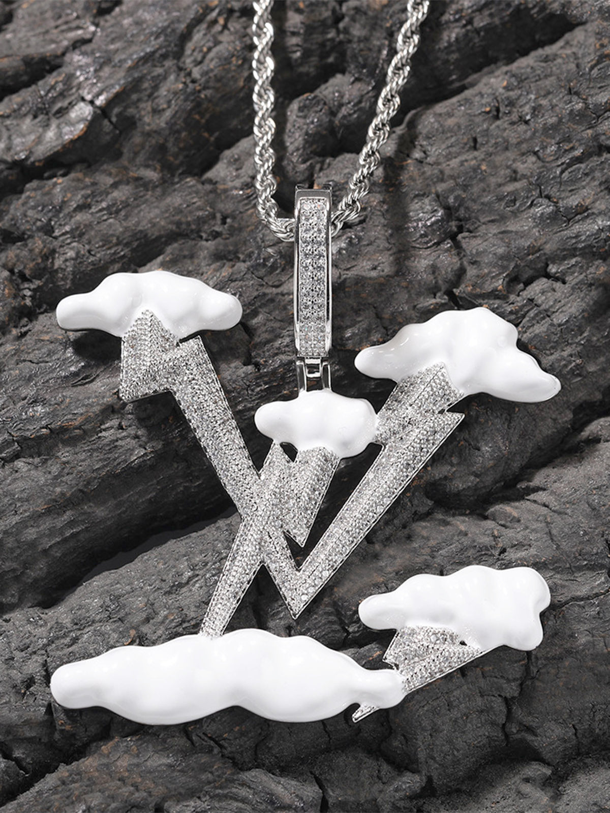 Collier de luxe avec initiales en diamant et nuage éclair