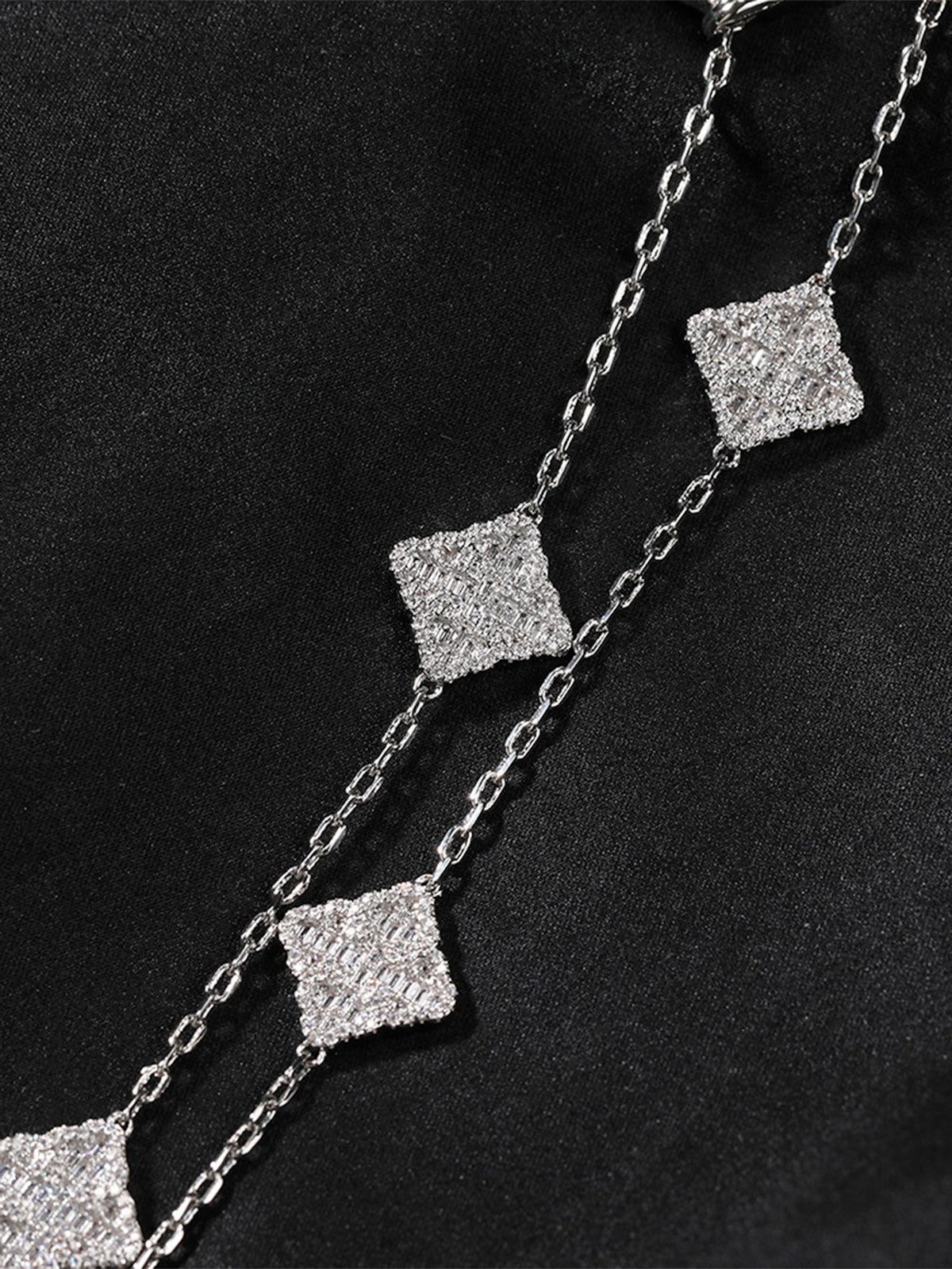 Collier pendentif de luxe en diamant avec trèfle à quatre feuilles