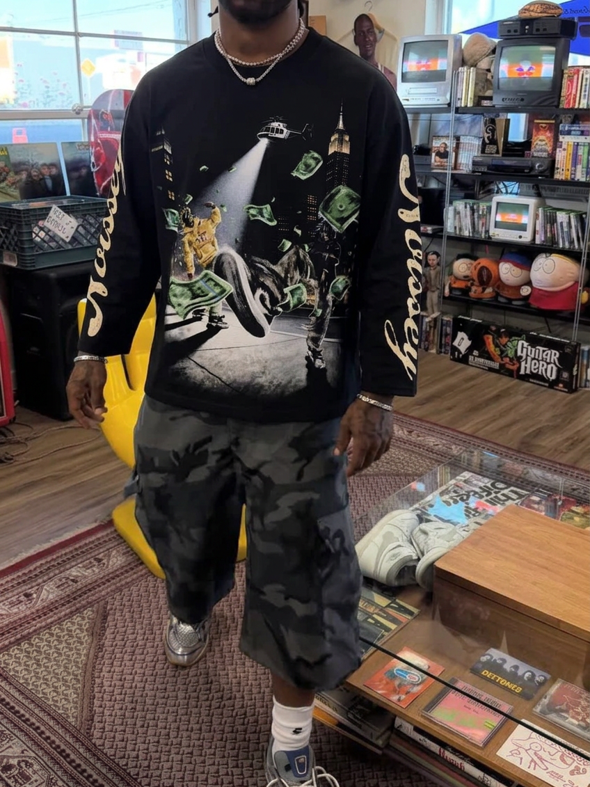 Camiseta NOISSEY de manga larga, ligeramente extragrande, con gráfico artístico «New York Night Heli-Cash» - Negro ónix