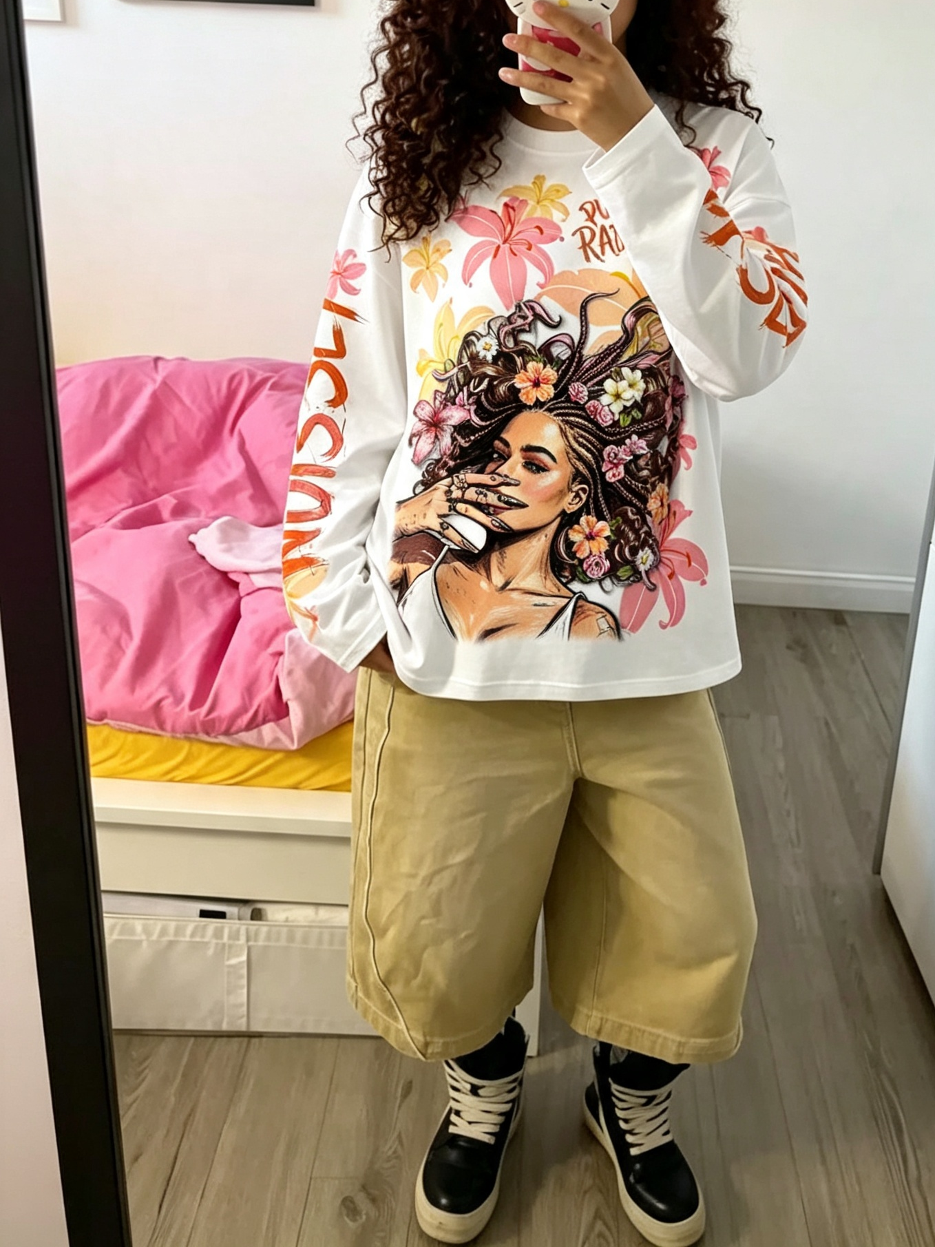 NOISSEY Langarm-T-Shirt mit Graffiti-Motiv eines geflochtenen Mädchens und blühenden Blumen – Reines Weiß