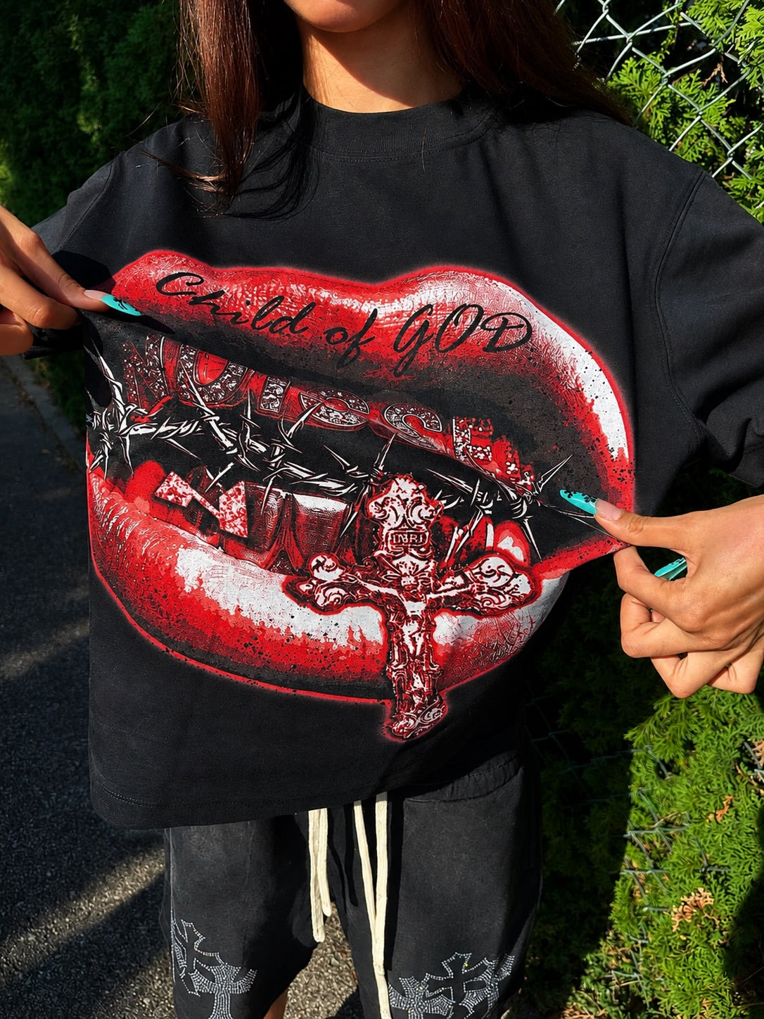 NOISSEY "CHILD OF GOD" GRILLS PRINT - RED LIPS OVERSIZED TEE
