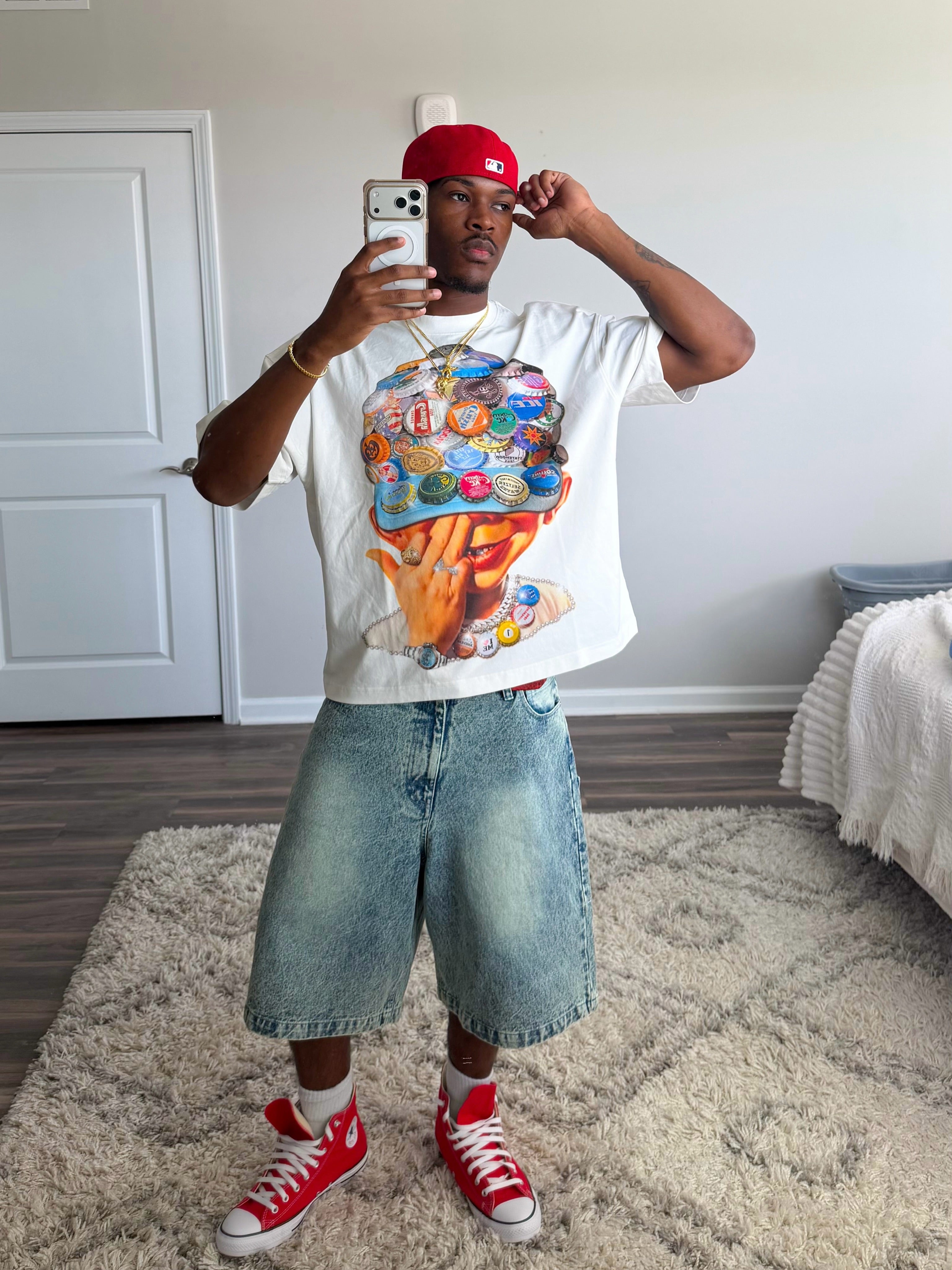 Camiseta extragrande de corte cuadrado con estampado de «Bab Boy» y gorra de béisbol con arte de tapas de botella