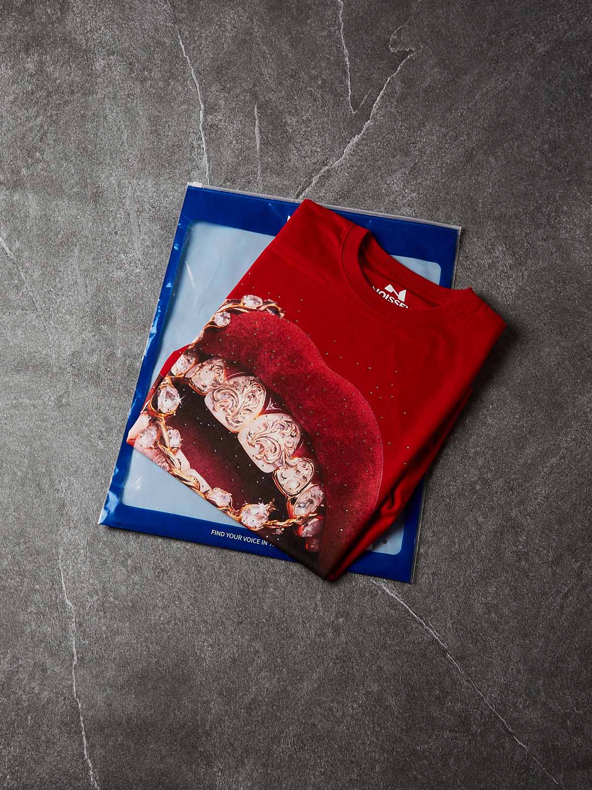 NOISSEY "Velvet Sparkle" Y2K Bling Red Lips & Gold Chain Rhinestone T-Shirt - Chili Red