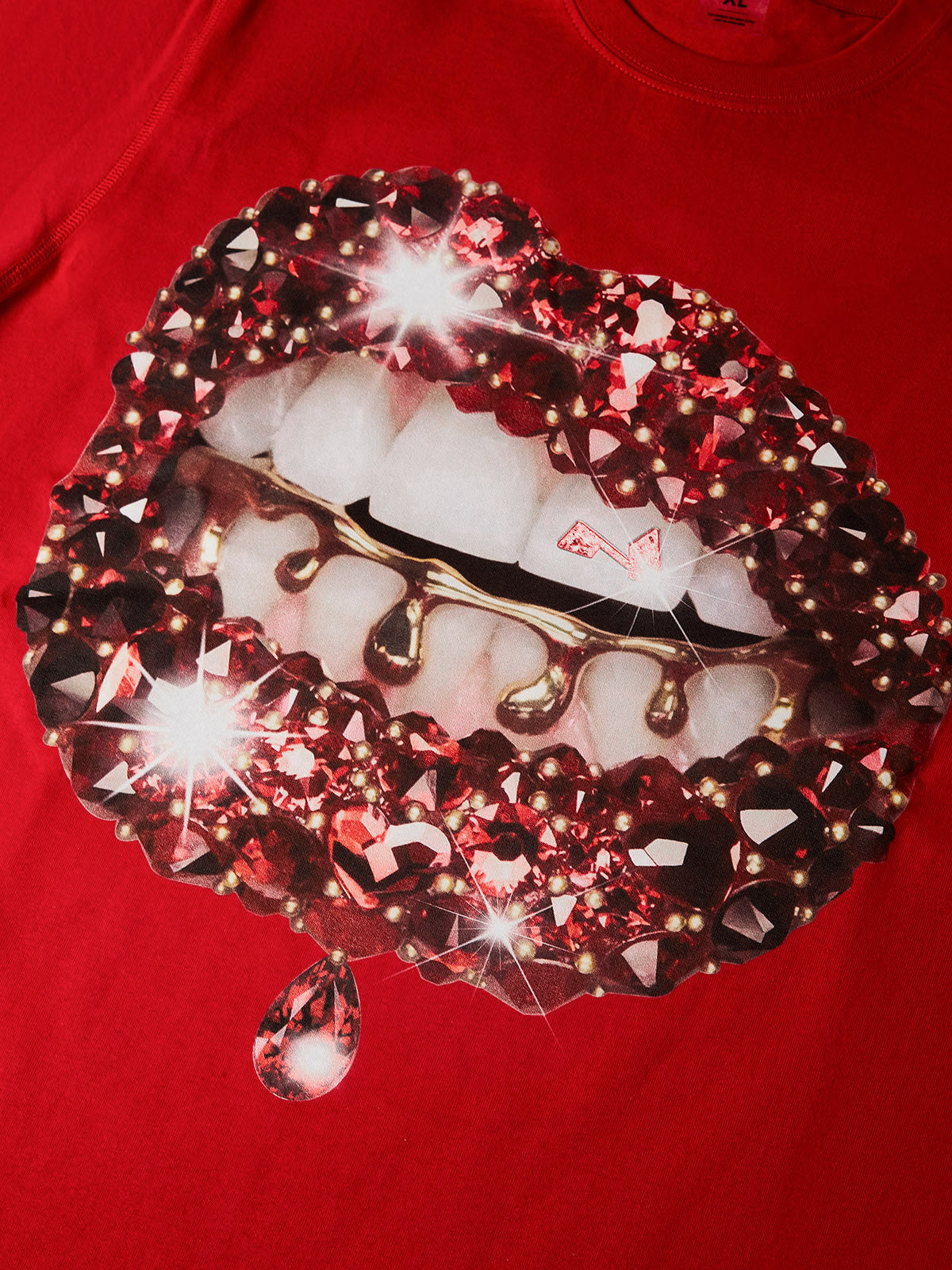 NOISSEY Crimson Lustre Red Gem Sparkle Lip Print T-Shirt - Chili Red