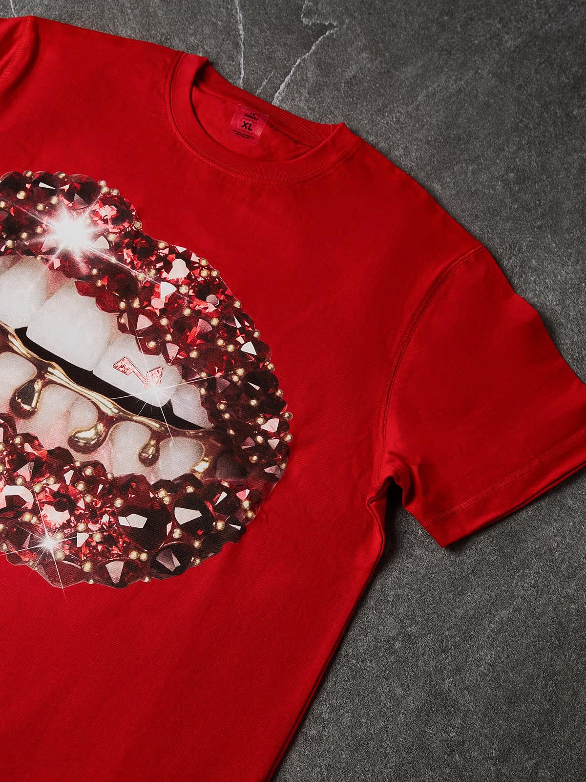 NOISSEY Crimson Lustre Red Gem Sparkle Lip Print T-Shirt - Chili Red
