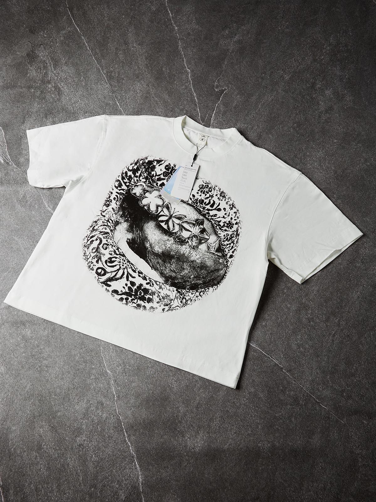 NOISSEY Floral Sketch Lips Metallic Grillz Short Sleeve T-Shirt - White