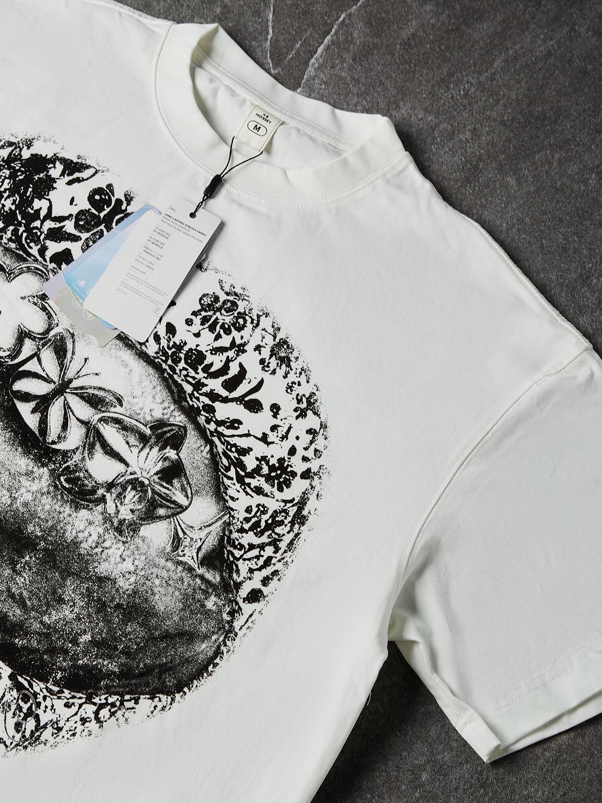 NOISSEY Floral Sketch Lips Metallic Grillz Short Sleeve T-Shirt - White