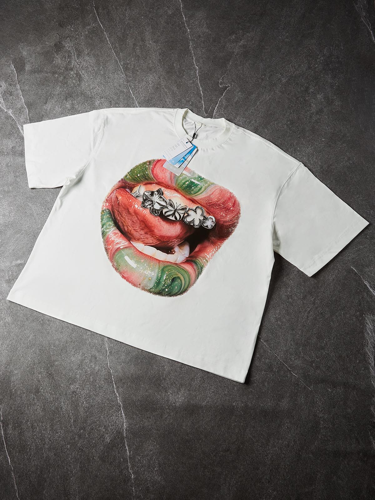 NOISSEY Marbled Lips Clover Metallic Grillz Glitter Print T-Shirt - White