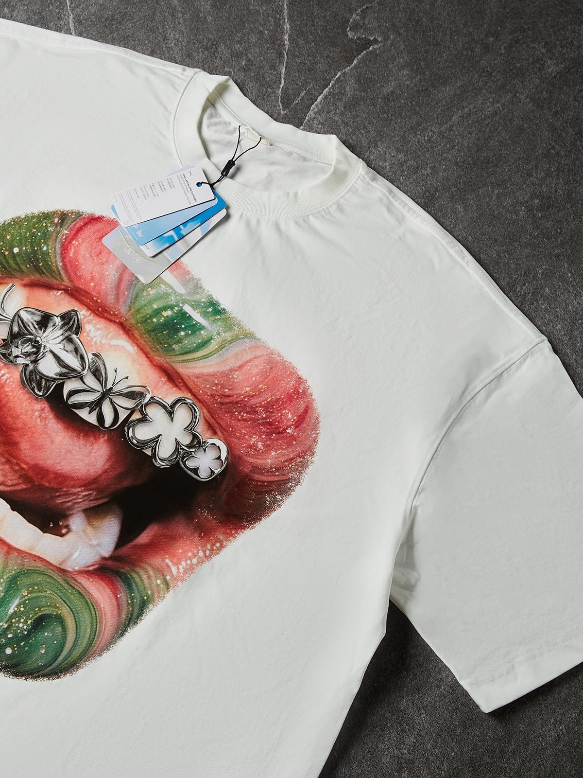 NOISSEY Marbled Lips Clover Metallic Grillz Glitter Print T-Shirt - White