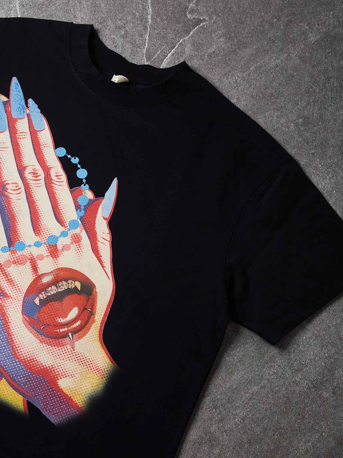 NOISSEY Vintage Pop Art Praying Hands & Rosary Graphic Oversized T-Shirt - Black