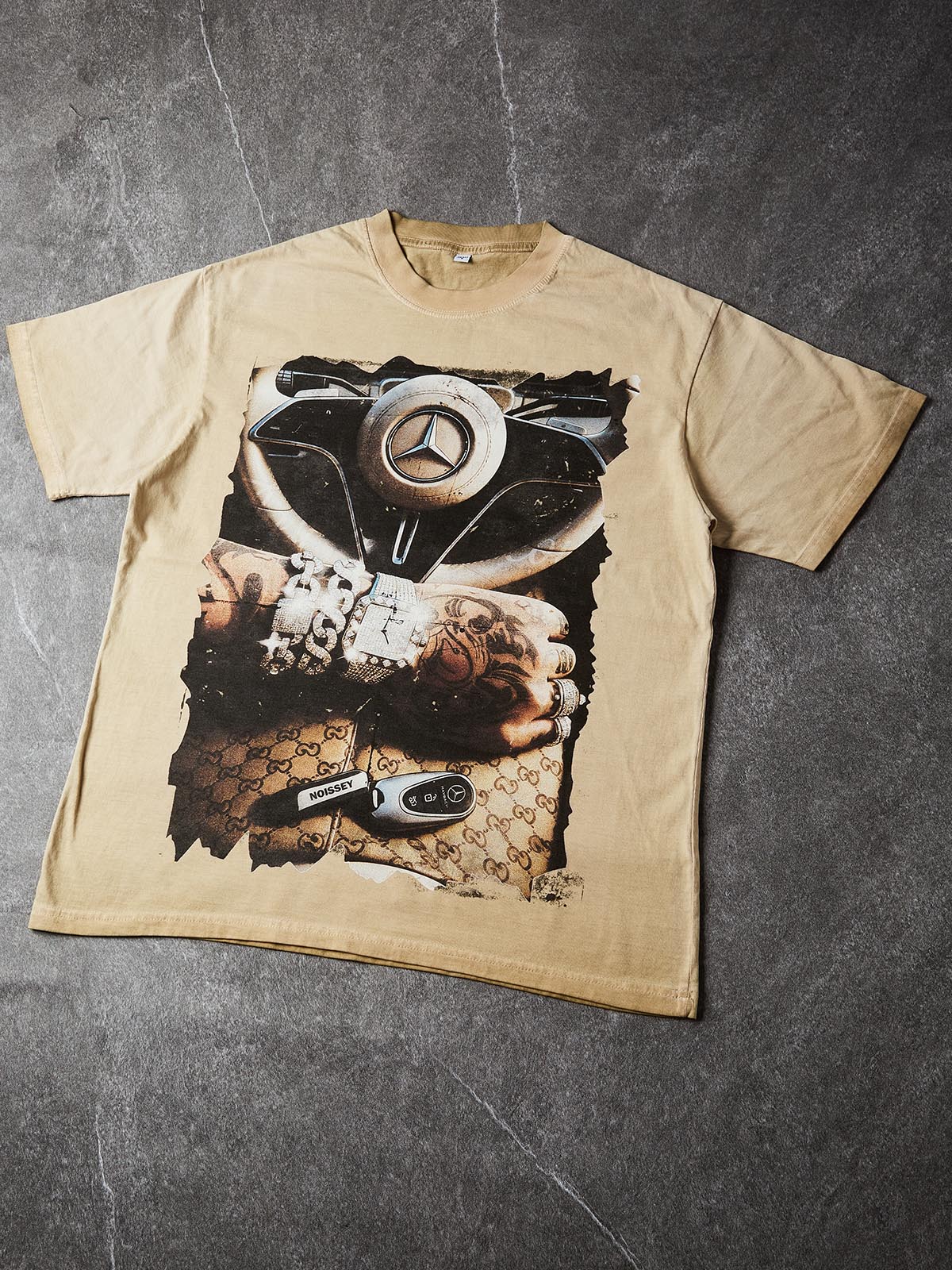 NOISSEY „Instant Luxury“-Vintage-Washed-Grafik-T-Shirt – Retro-Sandfarben