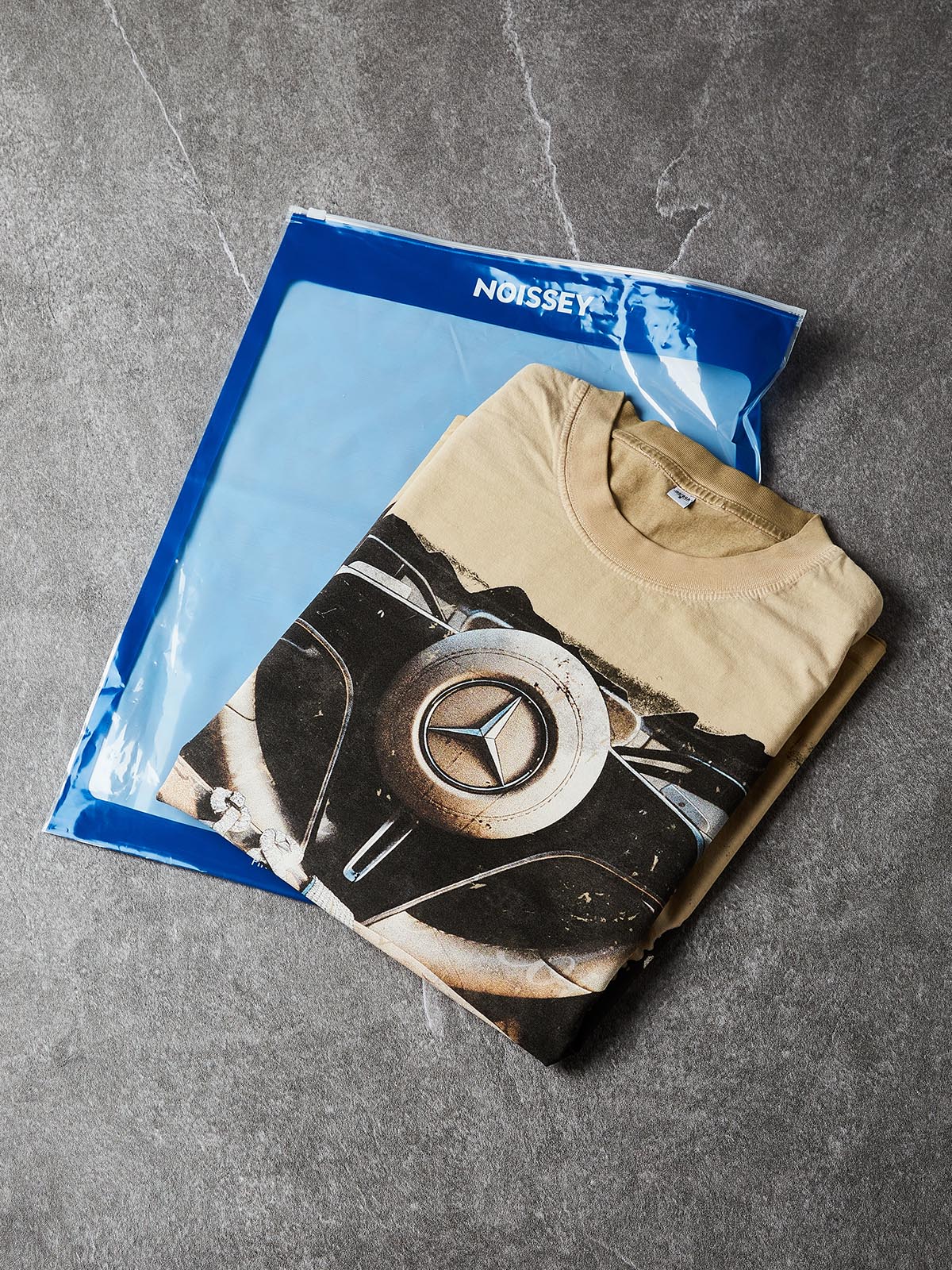 NOISSEY „Instant Luxury“-Vintage-Washed-Grafik-T-Shirt – Retro-Sandfarben