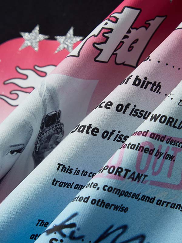 T-shirt imprimé avec carte d'identité de Nicki Minaj