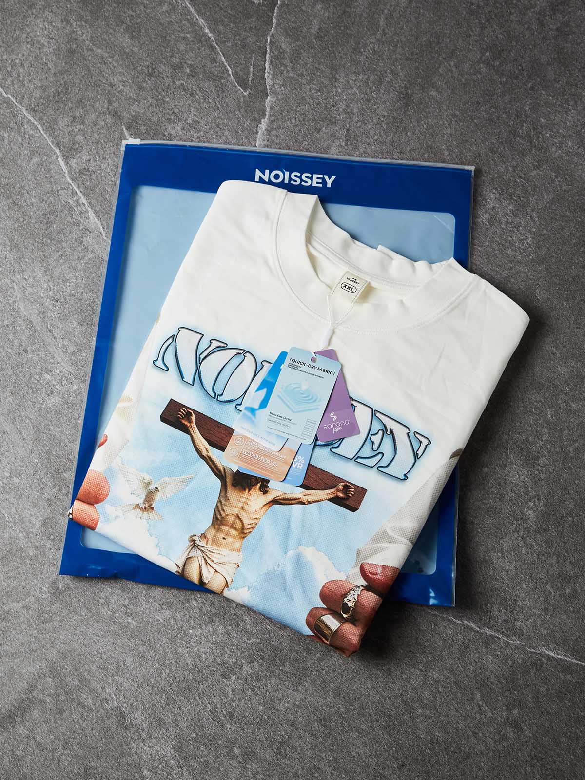 Camiseta NOISSEY con diseño artístico religioso «Dios siempre está contigo» - Blanco roto