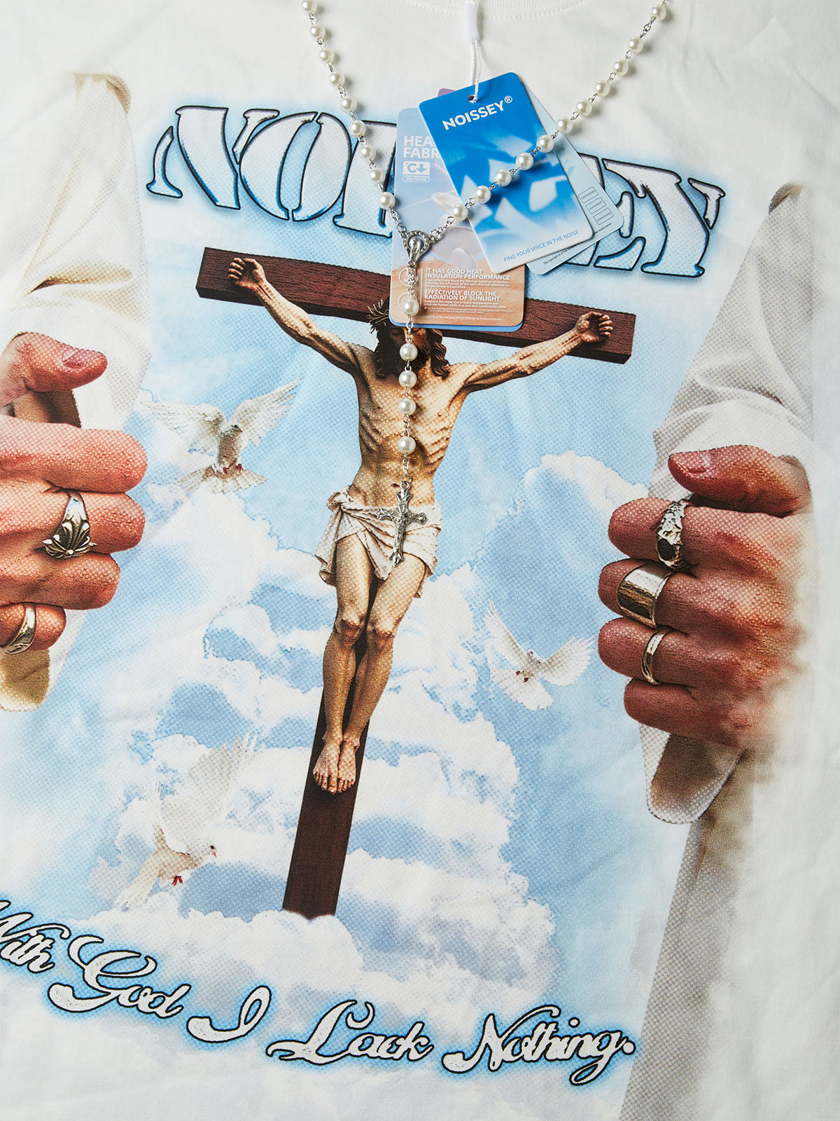 Camiseta NOISSEY con diseño artístico religioso «Dios siempre está contigo» - Blanco roto