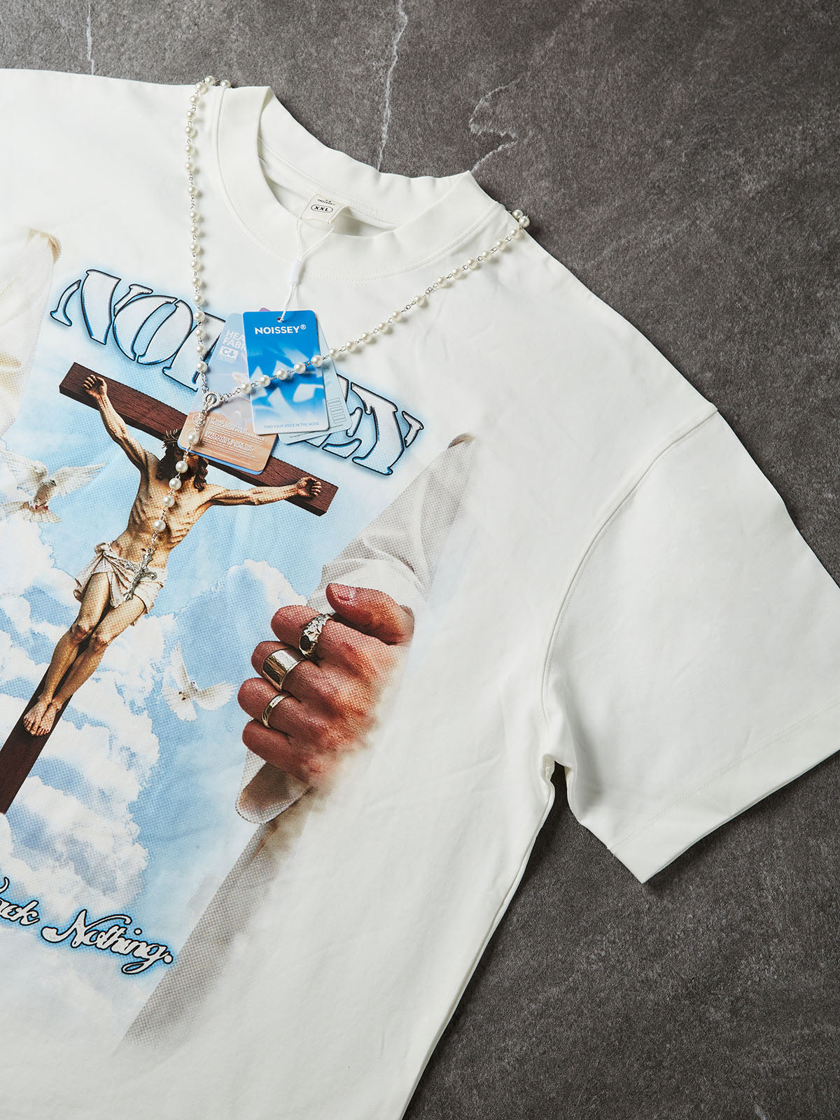 Camiseta NOISSEY con diseño artístico religioso «Dios siempre está contigo» - Blanco roto