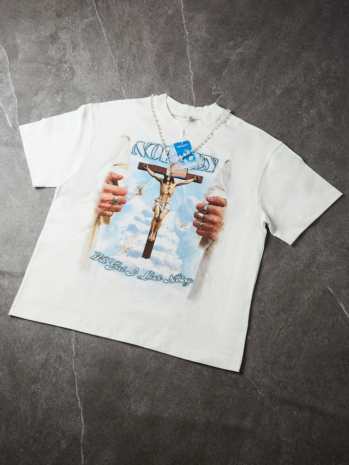 Camiseta NOISSEY con diseño artístico religioso «Dios siempre está contigo» - Blanco roto