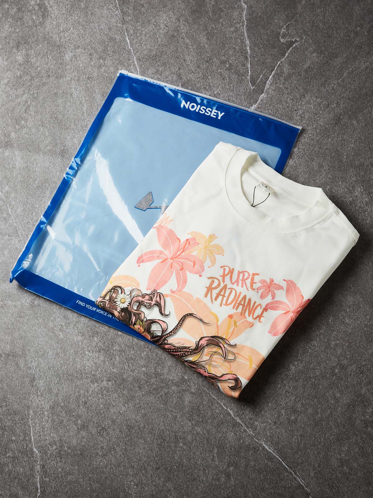 T-shirt NOISSEY a maniche lunghe con ragazza con treccine e fiori in sboccio in stile graffiti - Bianco puro