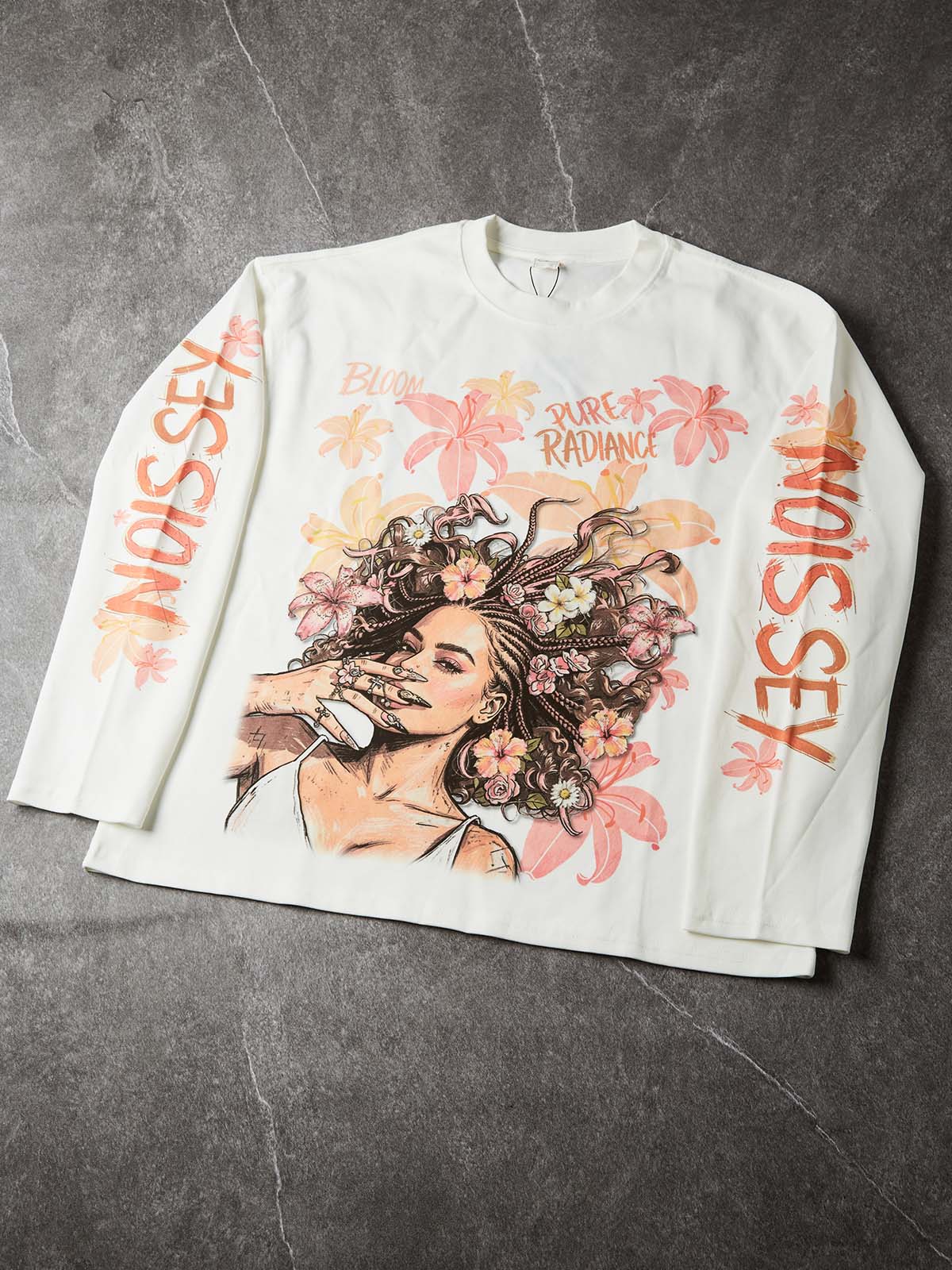 T-shirt NOISSEY a maniche lunghe con ragazza con treccine e fiori in sboccio in stile graffiti - Bianco puro