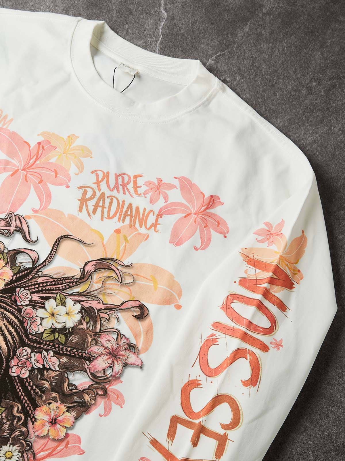 T-shirt NOISSEY a maniche lunghe con ragazza con treccine e fiori in sboccio in stile graffiti - Bianco puro