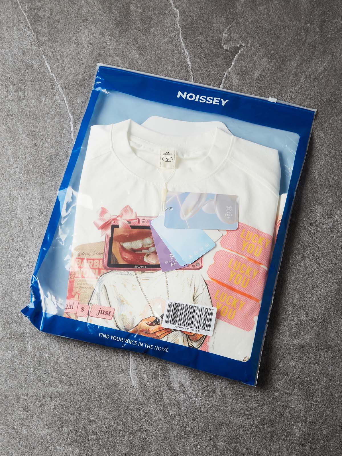 T-shirt NOISSEY Y2K a maniche lunghe con ragazza con fotocamera rosa e nail art, effetto sovrapposto - Bianco puro