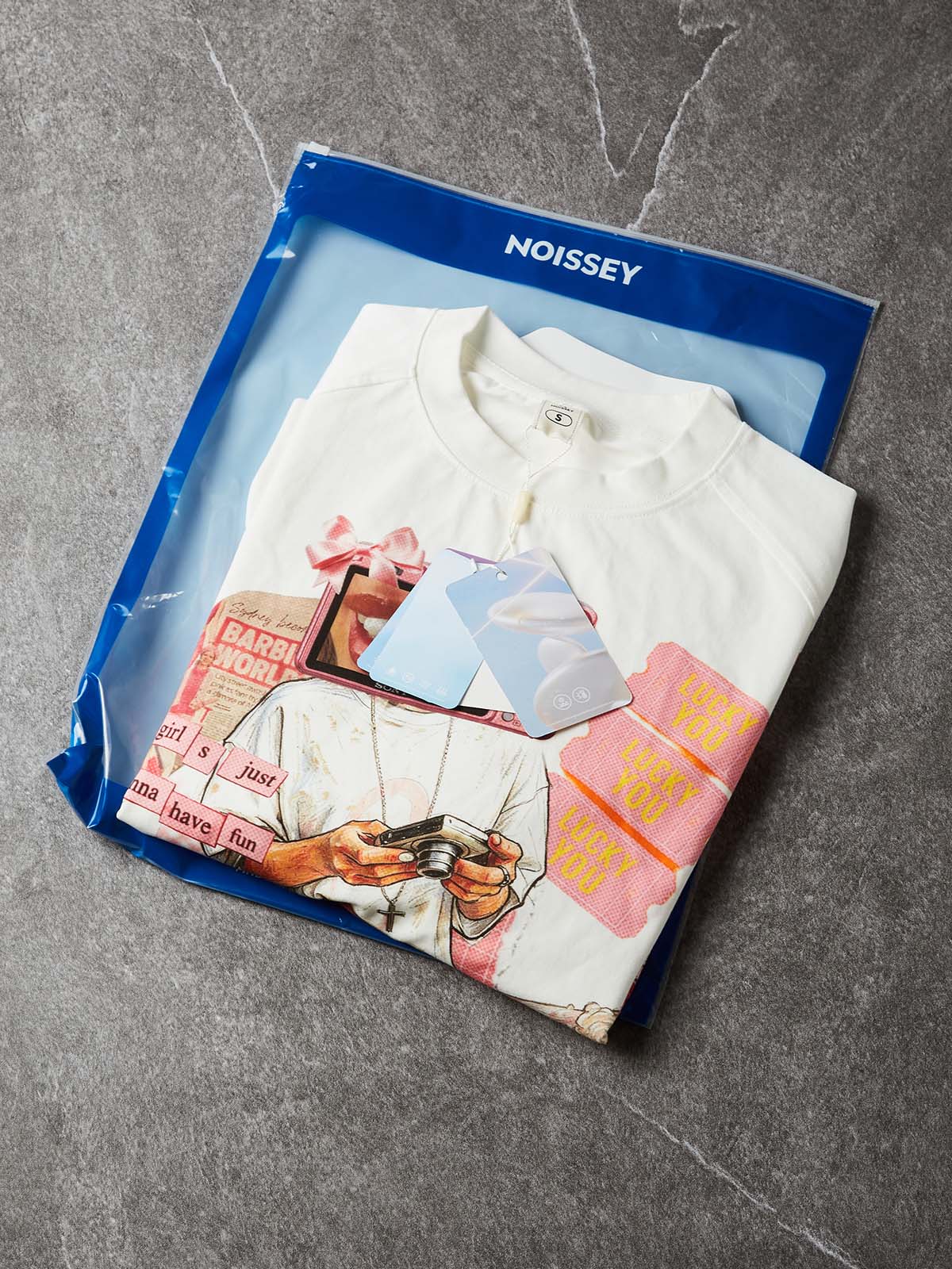 T-shirt NOISSEY Y2K a maniche lunghe con ragazza con fotocamera rosa e nail art, effetto sovrapposto - Bianco puro