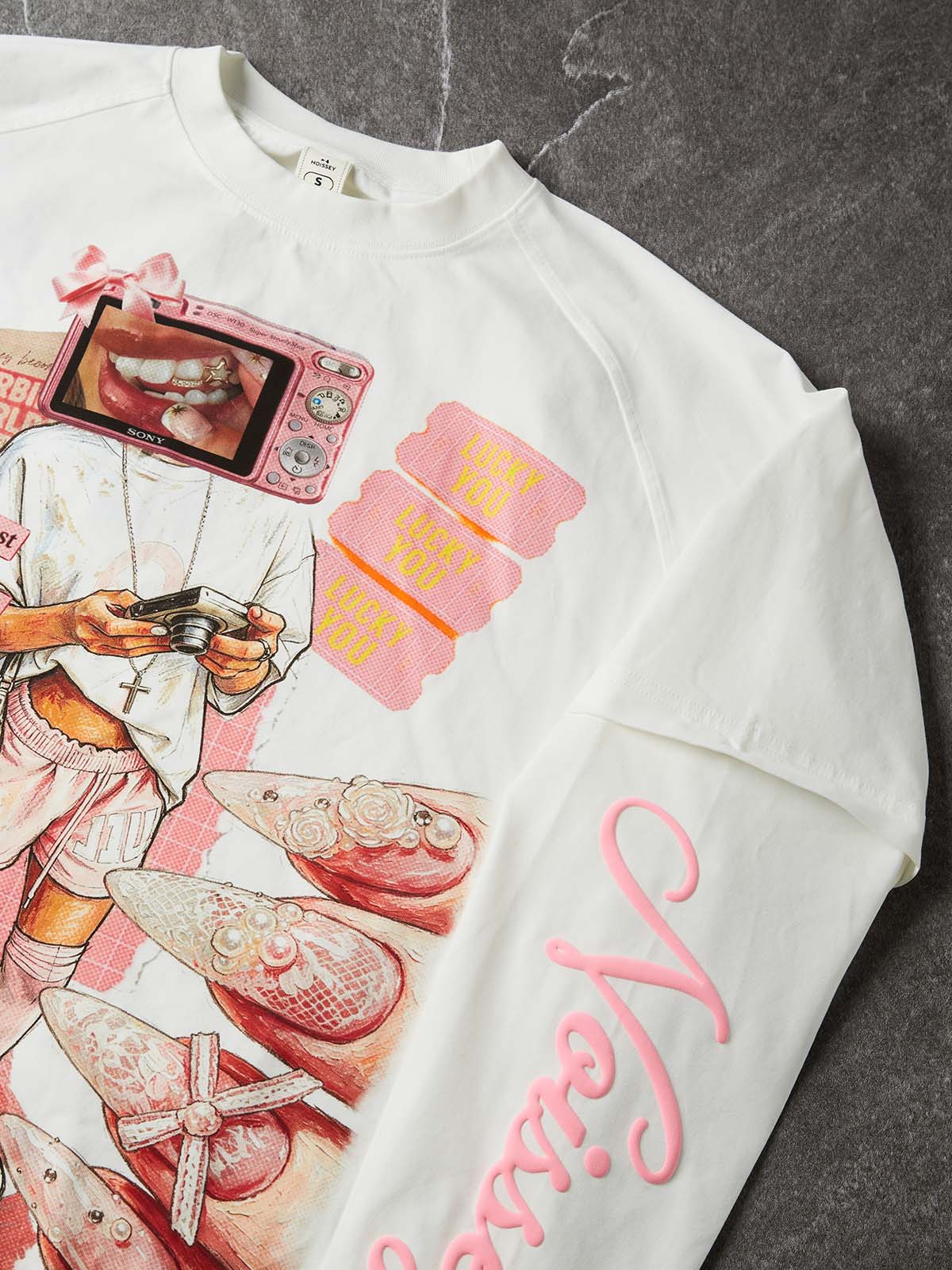T-shirt NOISSEY Y2K a maniche lunghe con ragazza con fotocamera rosa e nail art, effetto sovrapposto - Bianco puro