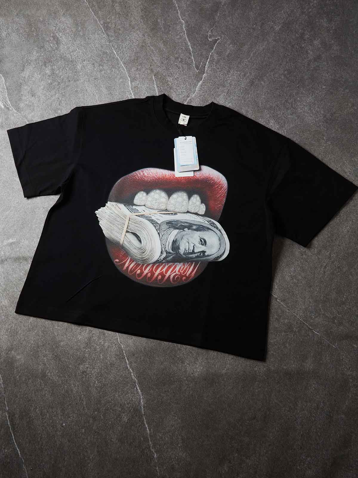 Boxy-Oversize-T-Shirt mit Lippen, die Geldscheine beißen, und Diamant-Grillz
