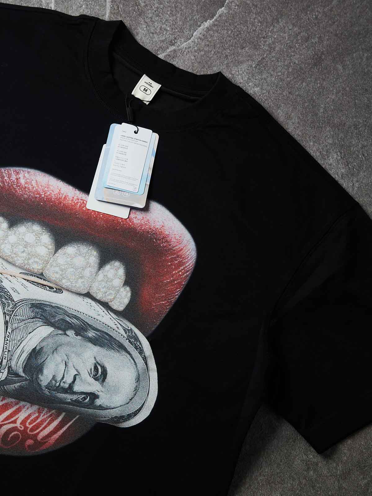 Boxy-Oversize-T-Shirt mit Lippen, die Geldscheine beißen, und Diamant-Grillz