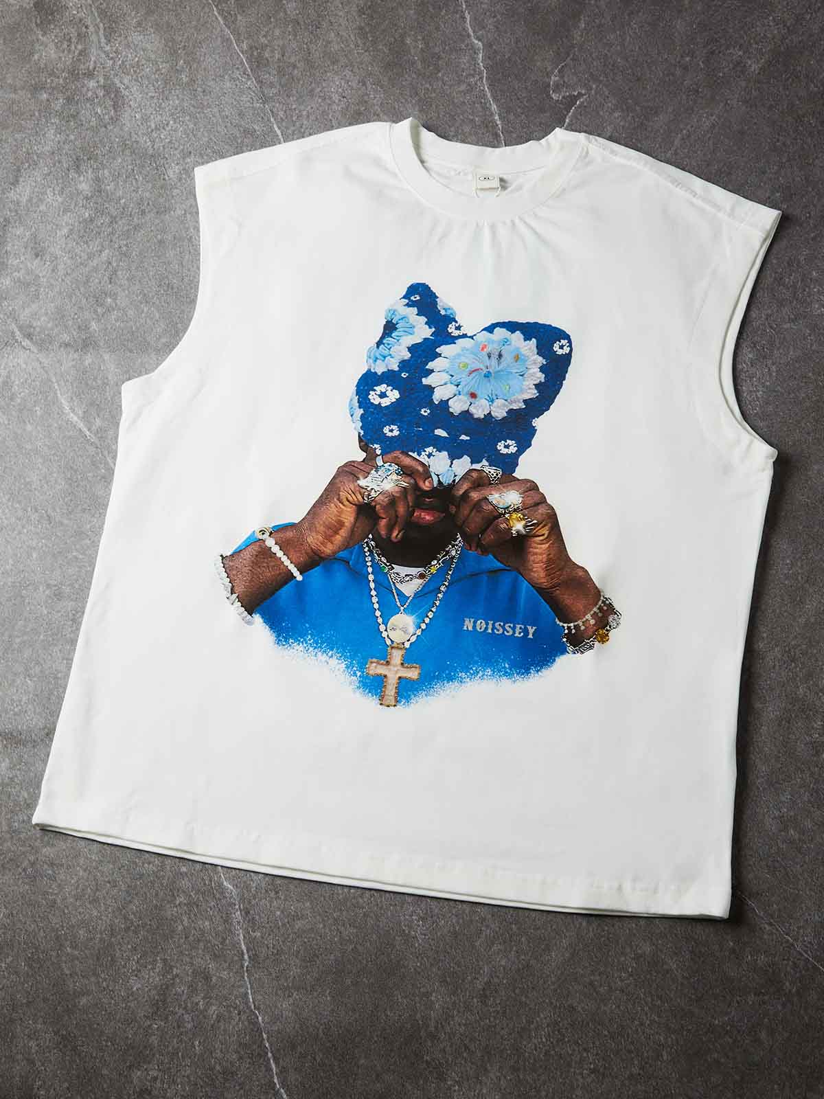 NOISSEY Tanktop mit Saphirblau-Strickmützen-Print – Off-White