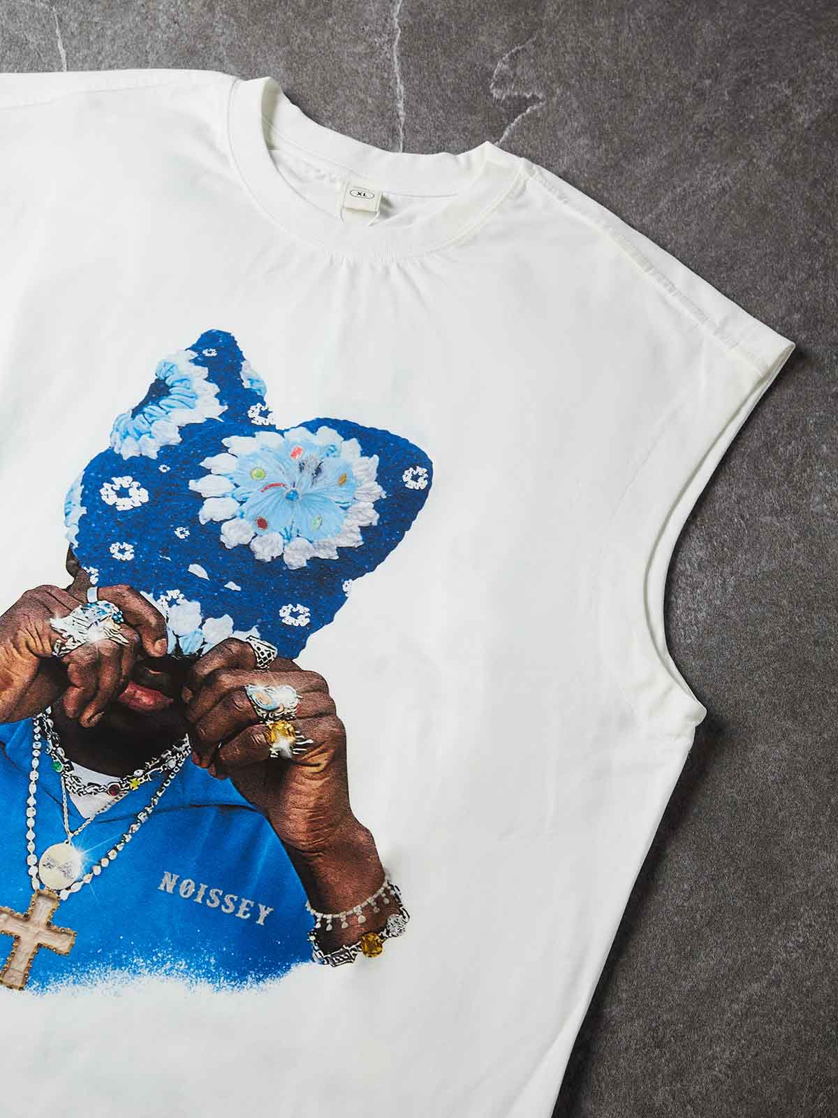 NOISSEY Tanktop mit Saphirblau-Strickmützen-Print – Off-White