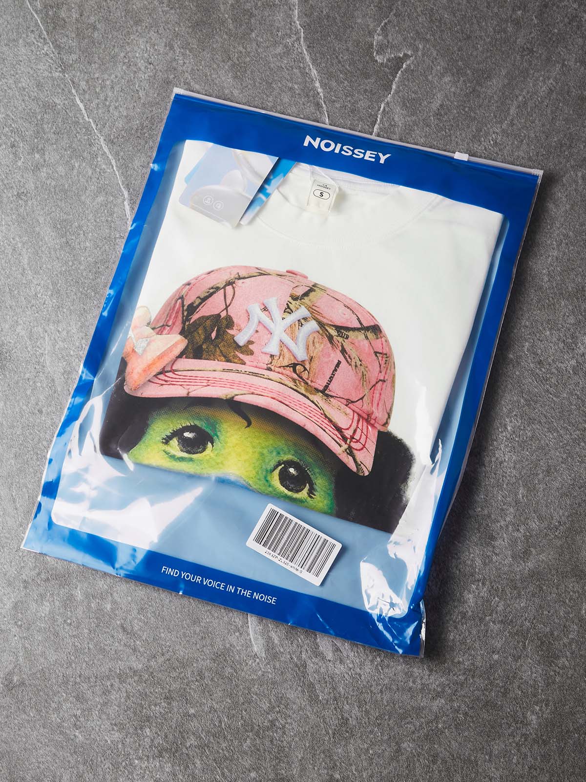 Camiseta con estampado artístico de una chica a rayas con sombrero