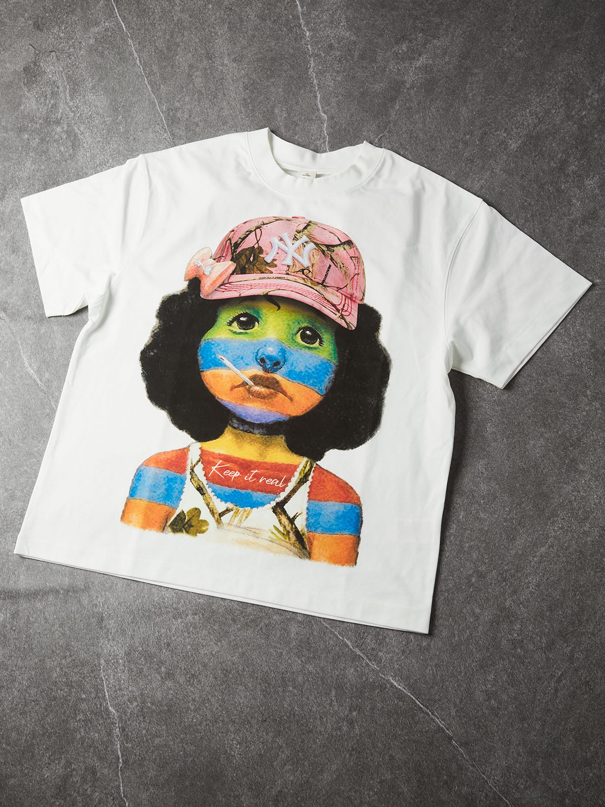 Camiseta con estampado artístico de una chica a rayas con sombrero