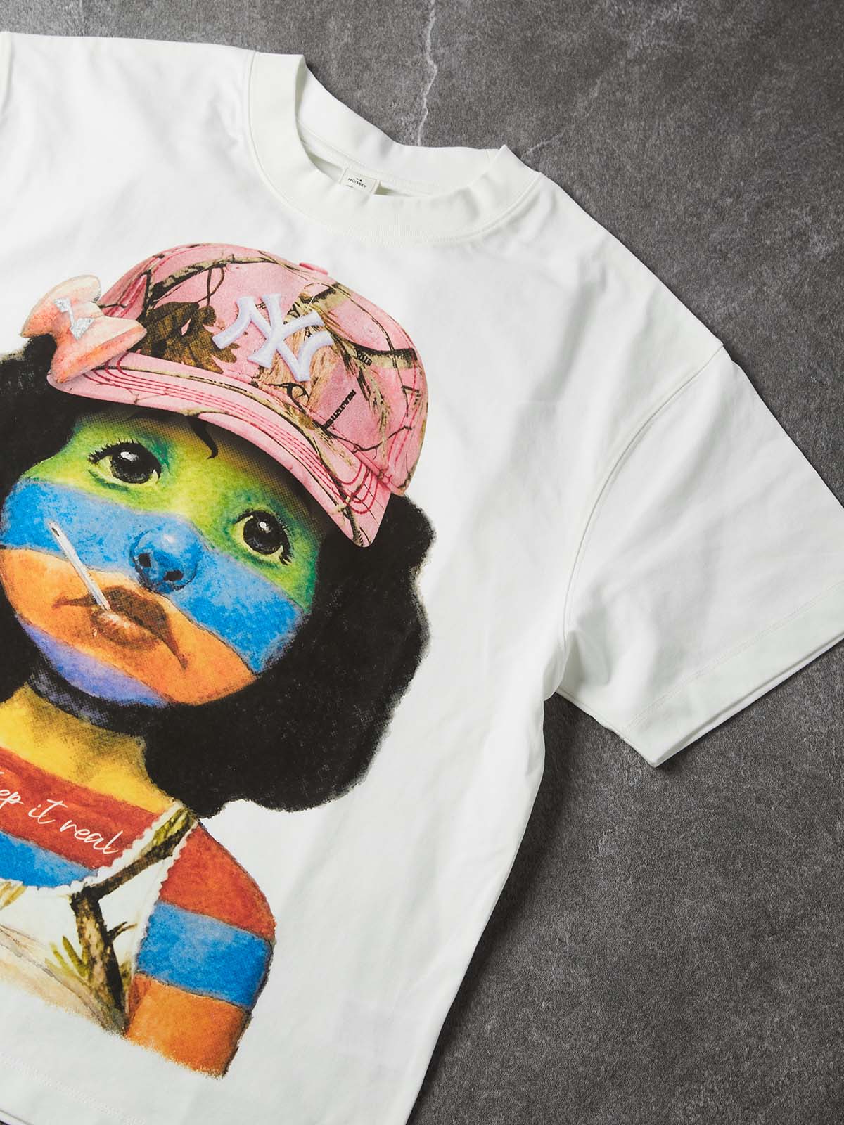 Camiseta con estampado artístico de una chica a rayas con sombrero