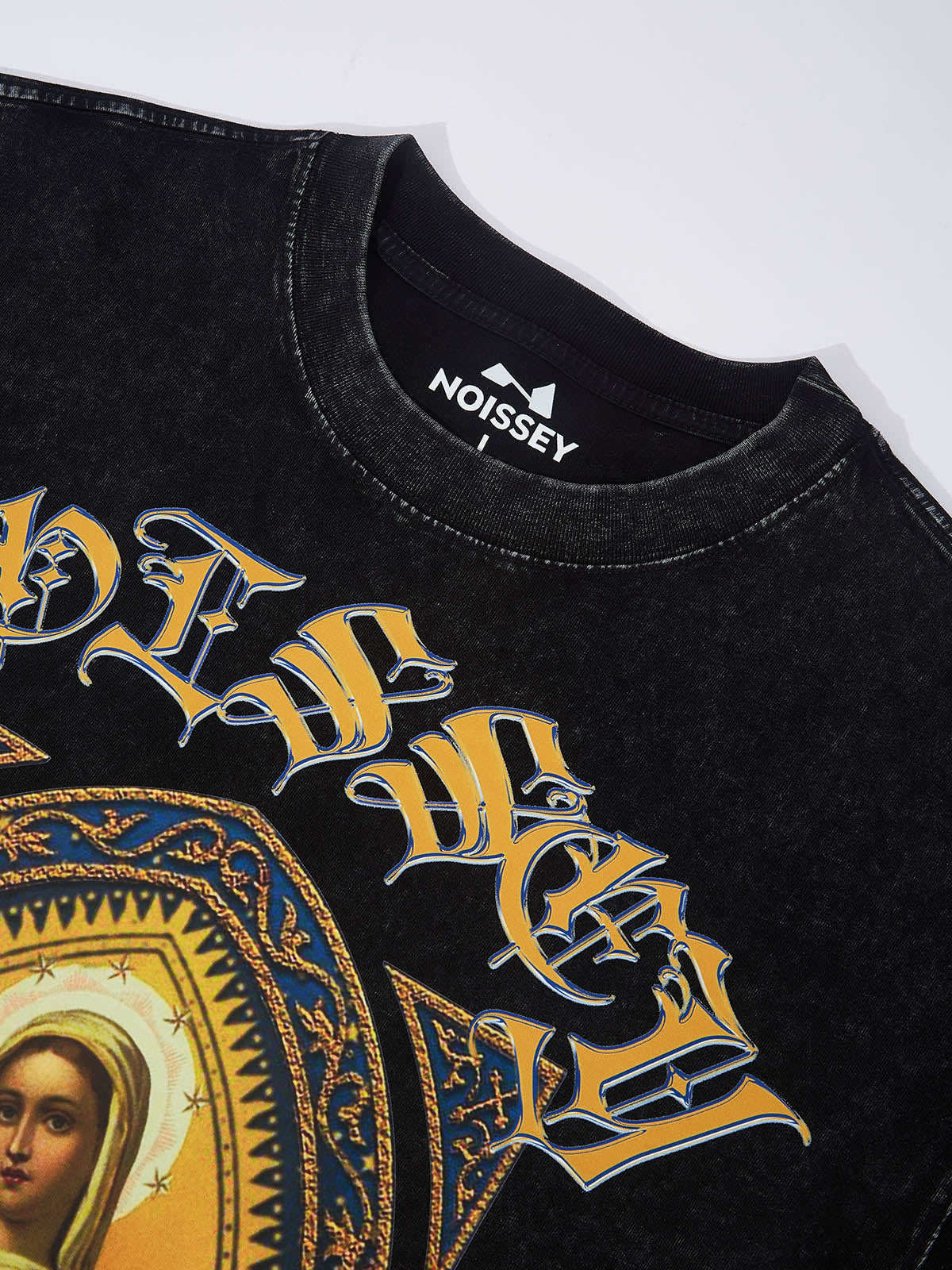 OBSTACLES &amp; DANGERS© T-Shirt mit Aufdruck „Jungfrau Maria“.