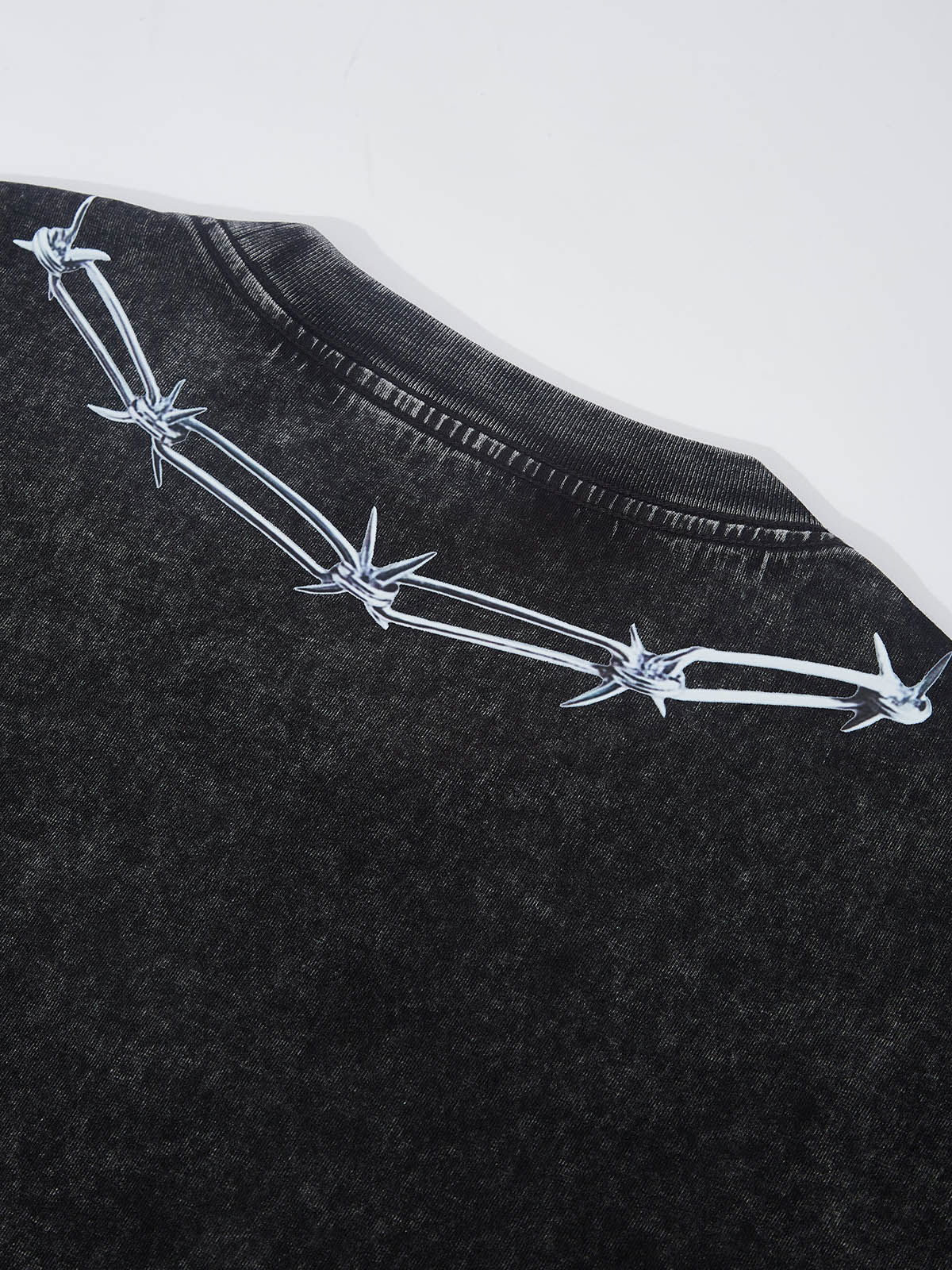 BOUNCE BACK© T-Shirt mit dekonstruiertem Halsketten-Print