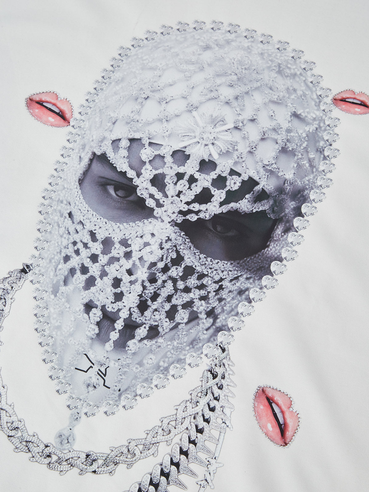 BOUNCE BACK© T-Shirt mit Strass-Masken-Halsketten-Print