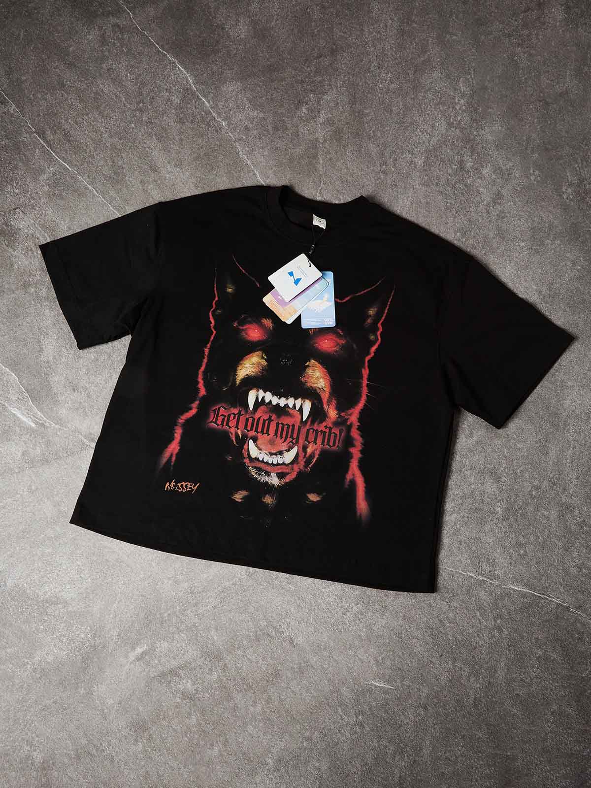 NOISSEY "GET OUT" SNARLING HOUND - TERRITORY ART BOXY TEE