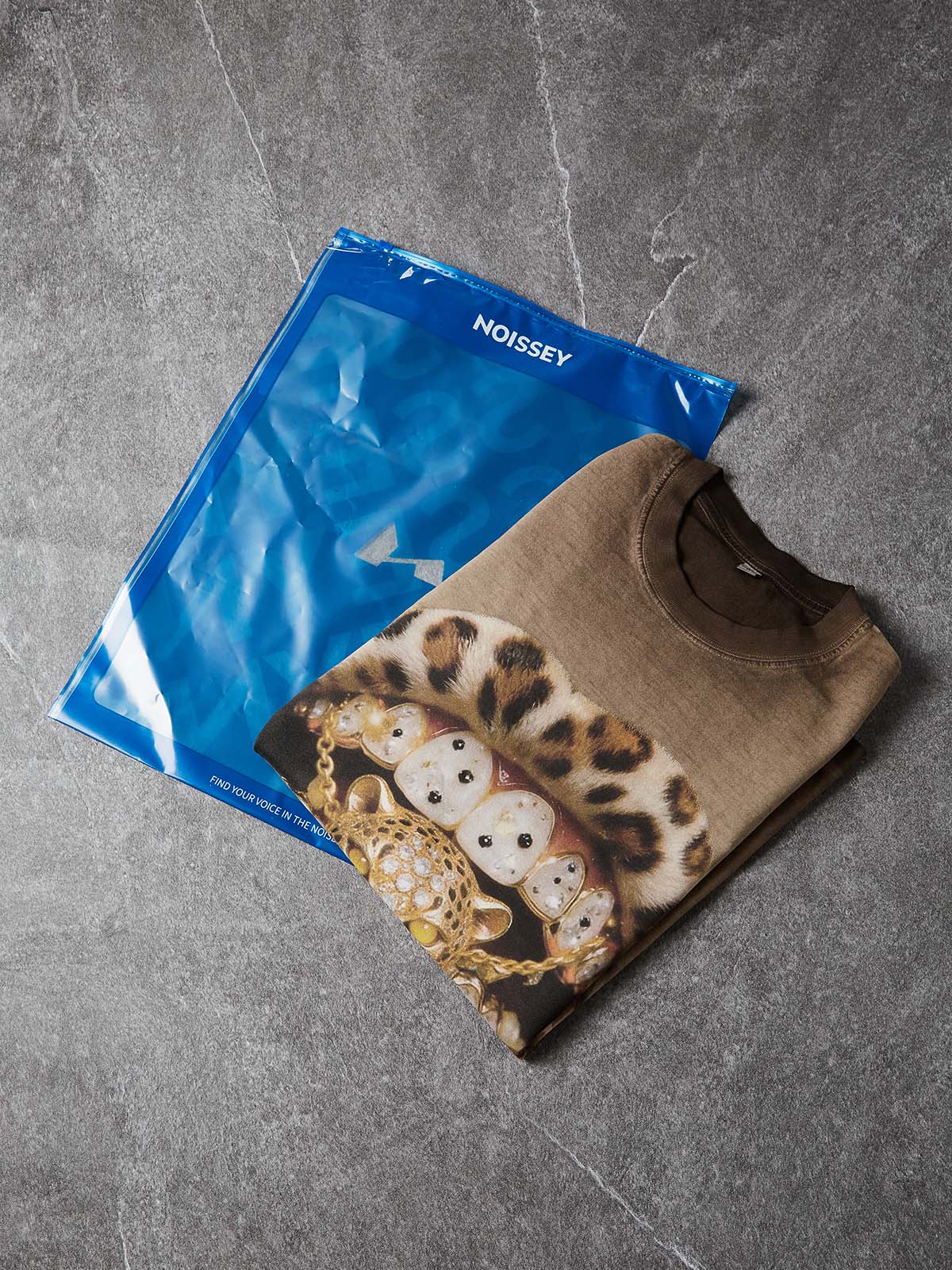 NOISSEY "GOLDEN LEOPARD" ART PRINT - ICED OUT GRILLS OVERSIZED TEE