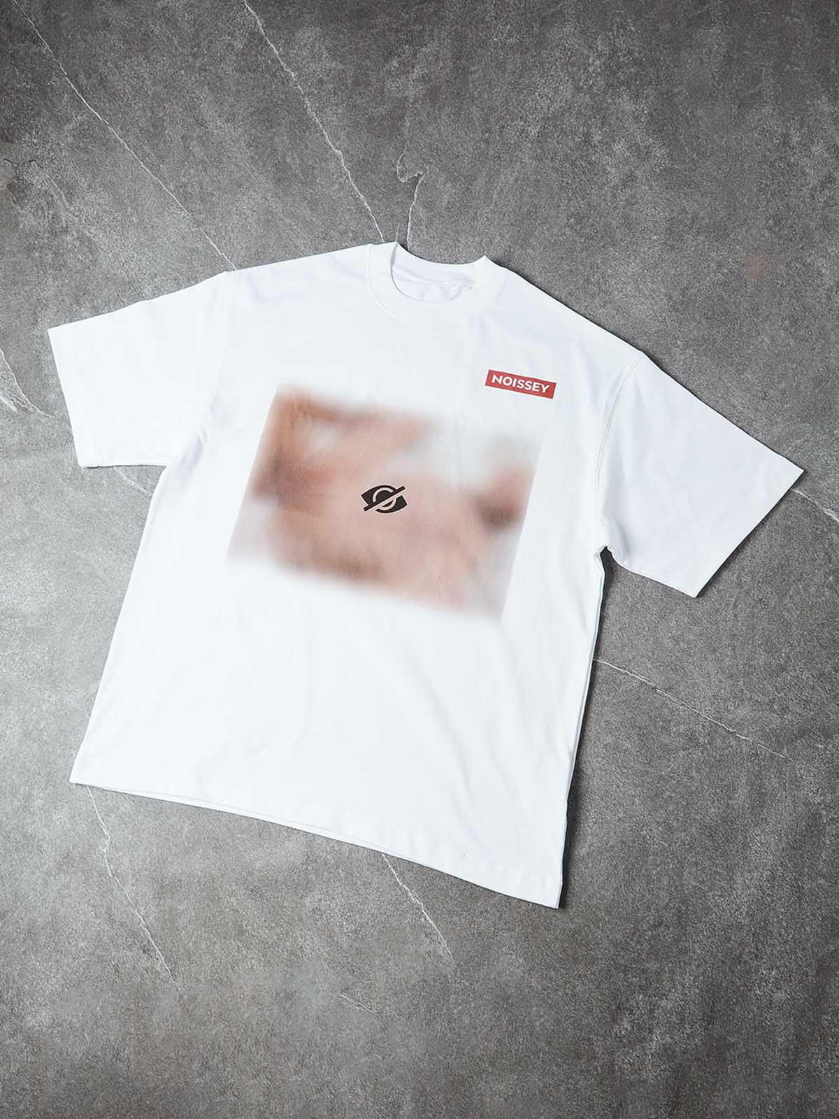 T-shirt imprimé en noir et blanc avec le slogan « Ne pas regarder »