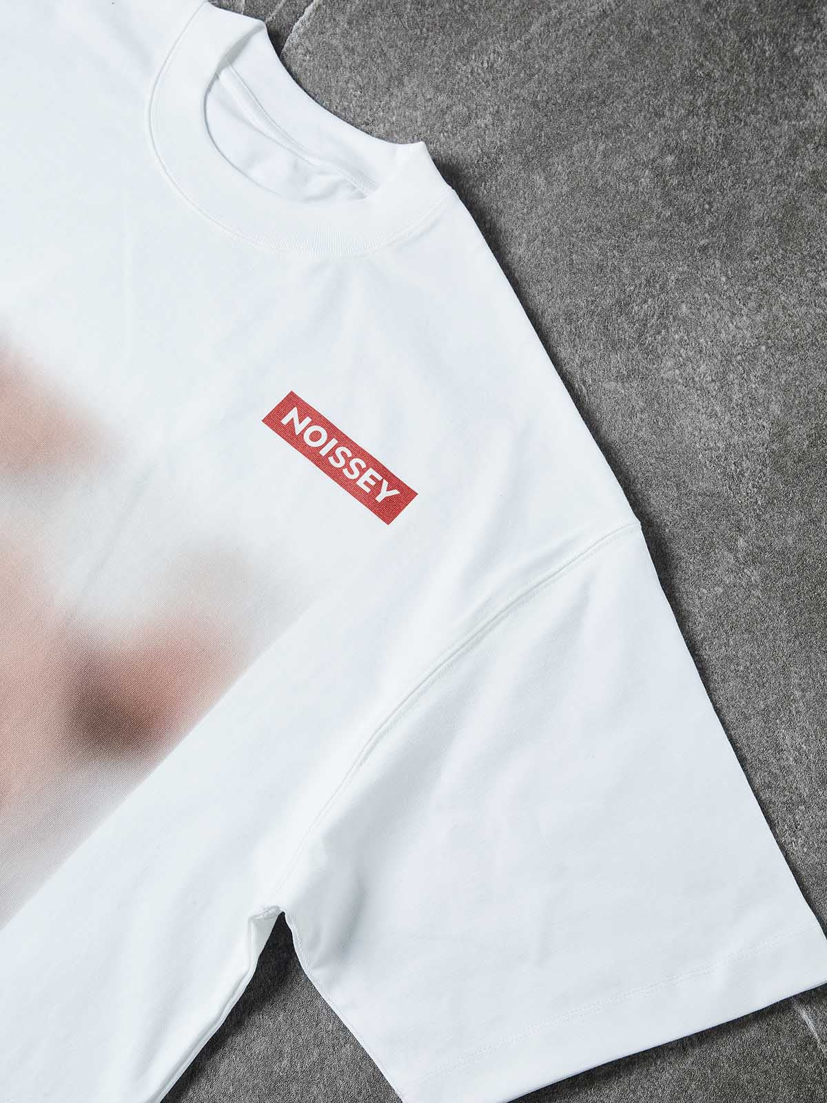 T-shirt imprimé en noir et blanc avec le slogan « Ne pas regarder »