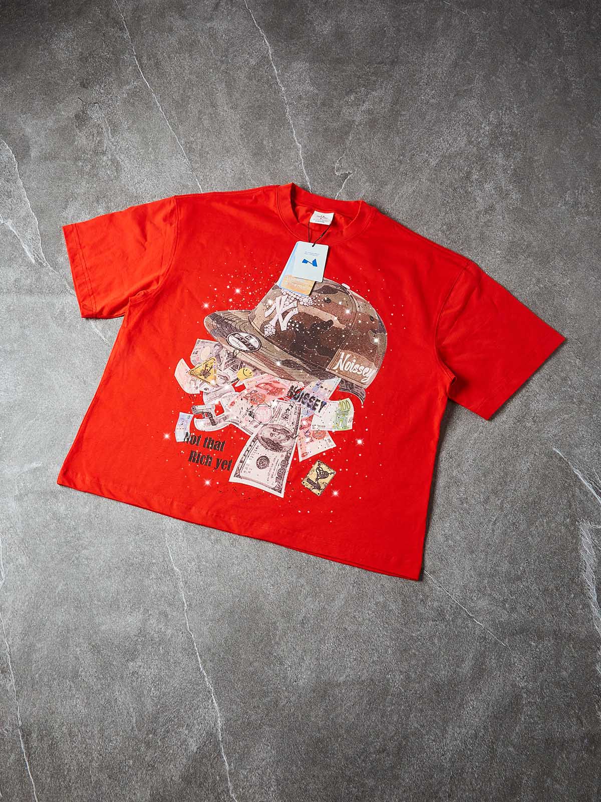NOISSEY NOT THAT RICH YET - CAMO HAT MONEY STACK BOXY TEE